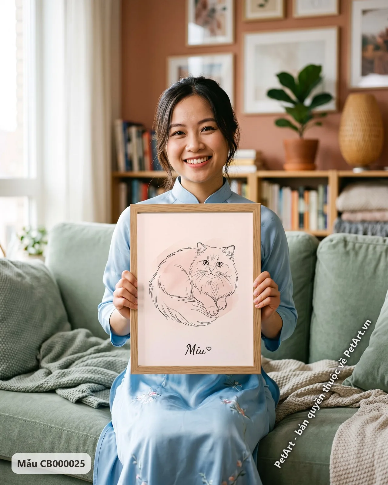 Ảnh thực tế: Bản phác họa đường nét tối giản của một chú mèo Ba Tư lông xù, nằm cuộn tròn trên nền màu hồng phấn nhẹ nhàng.