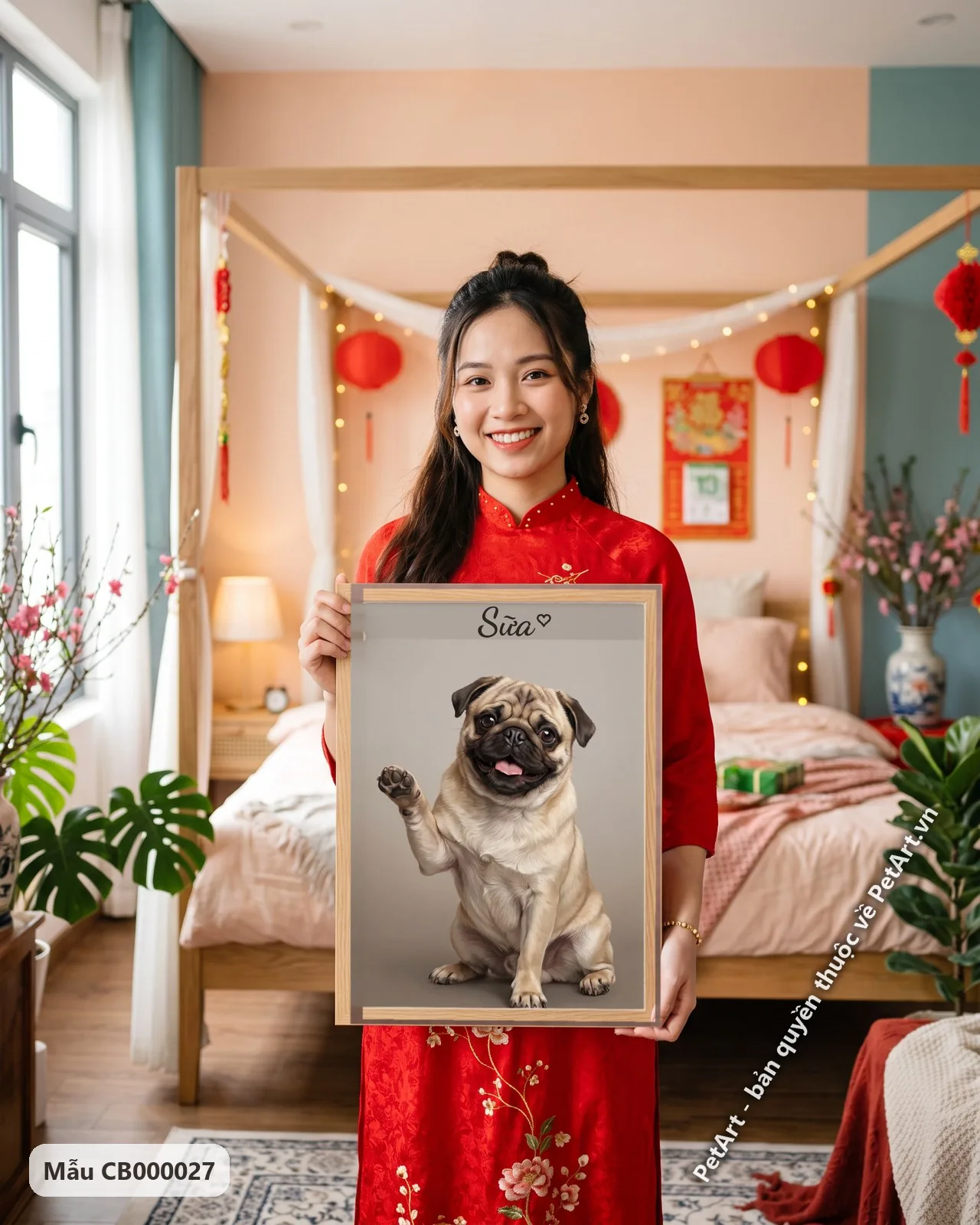 Ảnh thực tế: Chú chó Pug màu vàng nâu ngồi, một chân trước giơ lên, miệng cười tươi trên nền màu nâu xám.