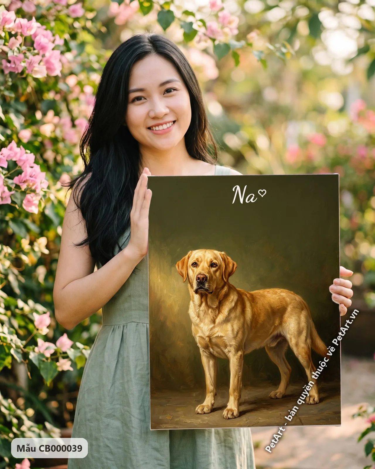 Ảnh thực tế: Chú chó Labrador vàng đứng thẳng, nhìn trực diện, trên nền tranh sơn dầu màu xanh lá cây đậm.