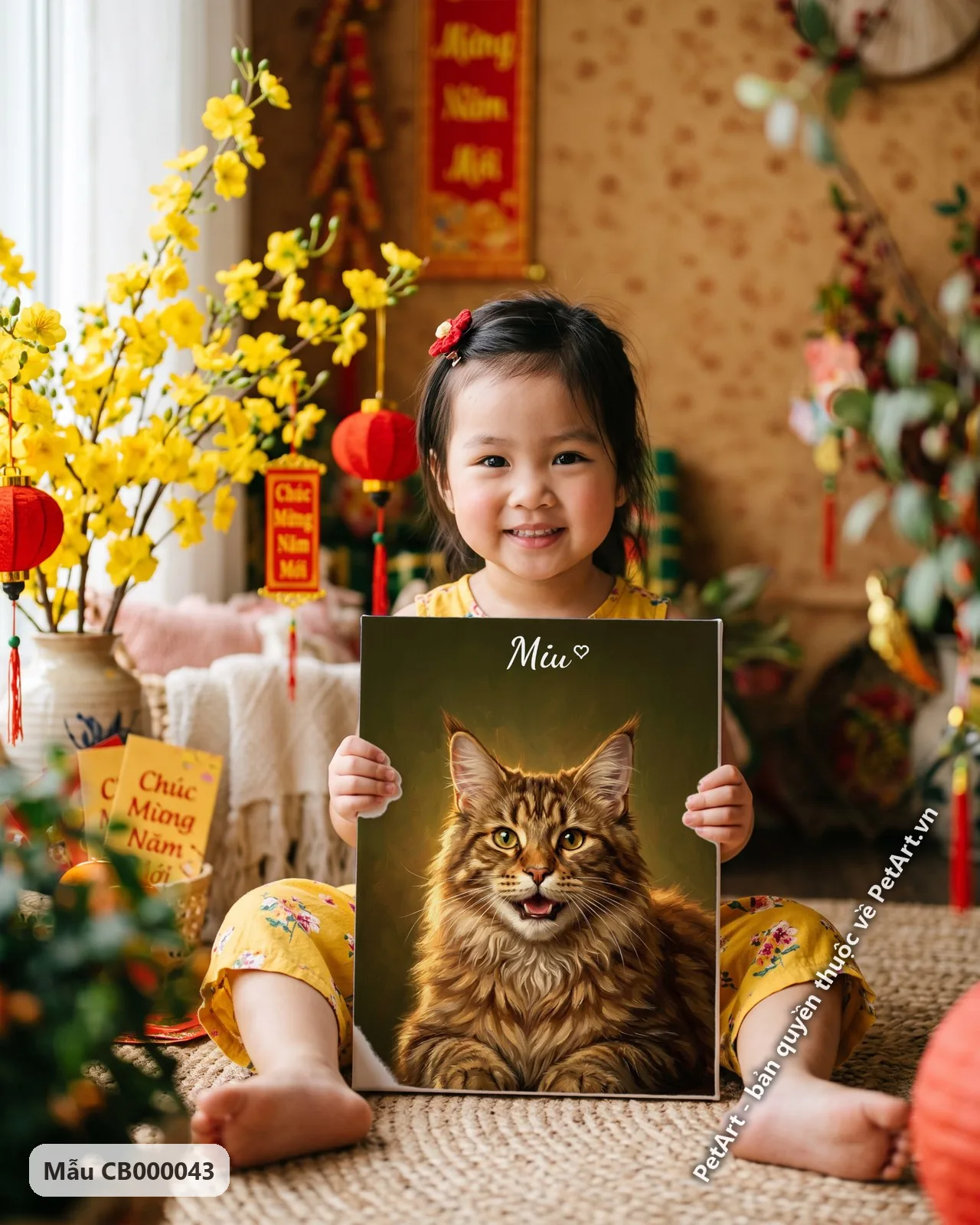 Ảnh thực tế: Tranh sơn dầu cổ điển vẽ mèo Maine Coon vằn nâu, mắt vàng sáng, miệng hơi mở, nằm trên nền xanh đậm.