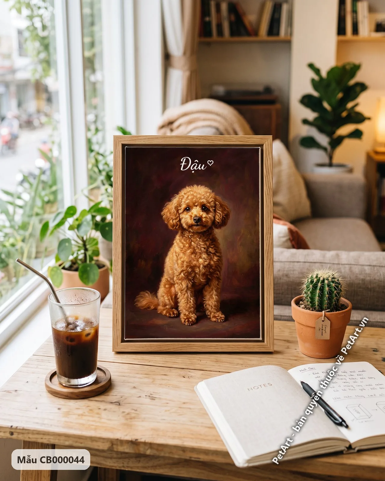 Ảnh thực tế: Tranh sơn dầu cổ điển chân dung chú chó Poodle nâu nhỏ, ngồi thẳng, nhìn trực diện trên nền đỏ sẫm.