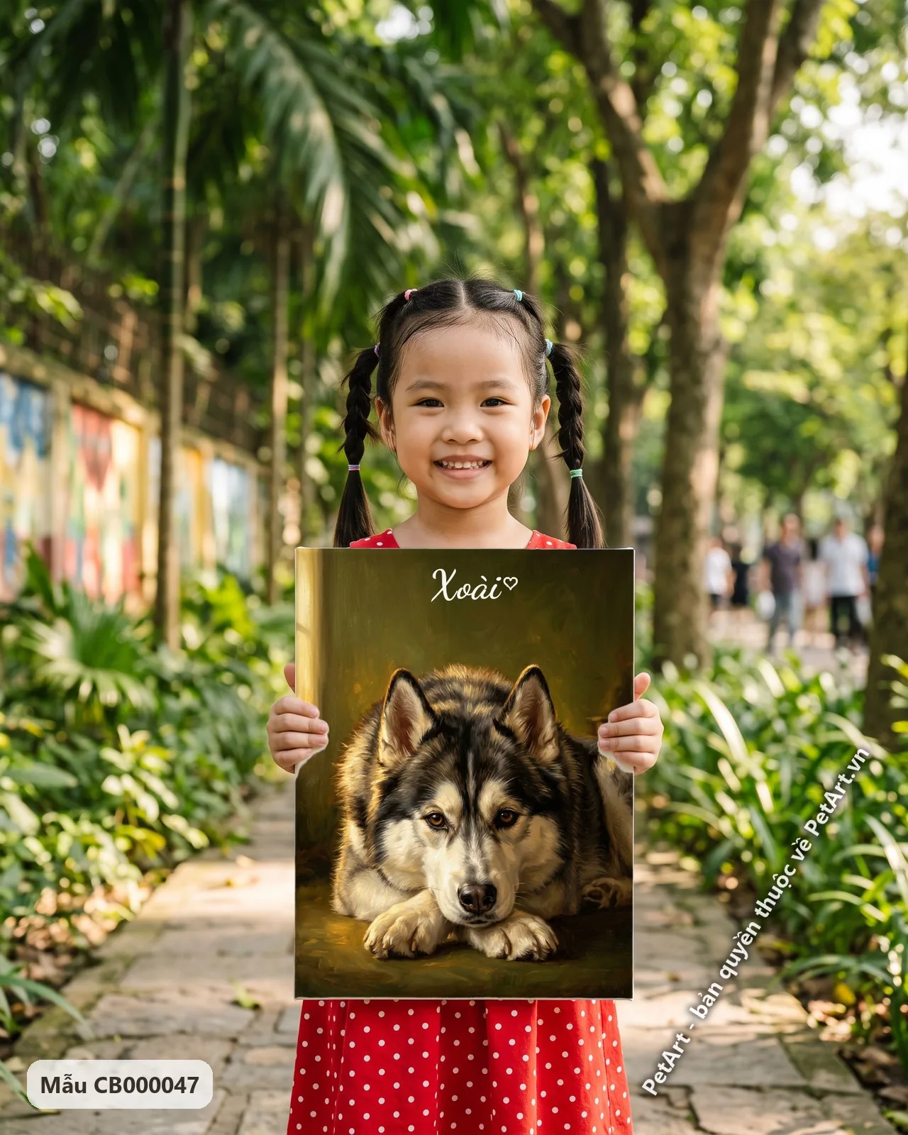 Ảnh thực tế: Tranh sơn dầu cổ điển vẽ chú chó Husky nằm khoanh chân, nhìn trực diện, cạnh cửa sổ, trên nền xanh.
