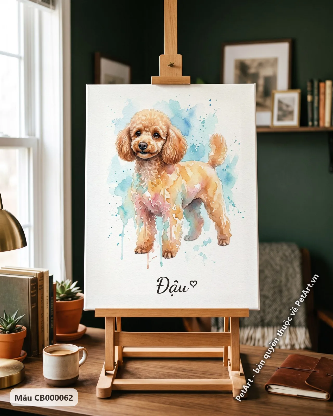 Ảnh thực tế: Chú chó Poodle màu nâu nhạt đứng thẳng, nhìn về phía trước, được vẽ bằng màu nước với các vệt màu xanh và hồng.