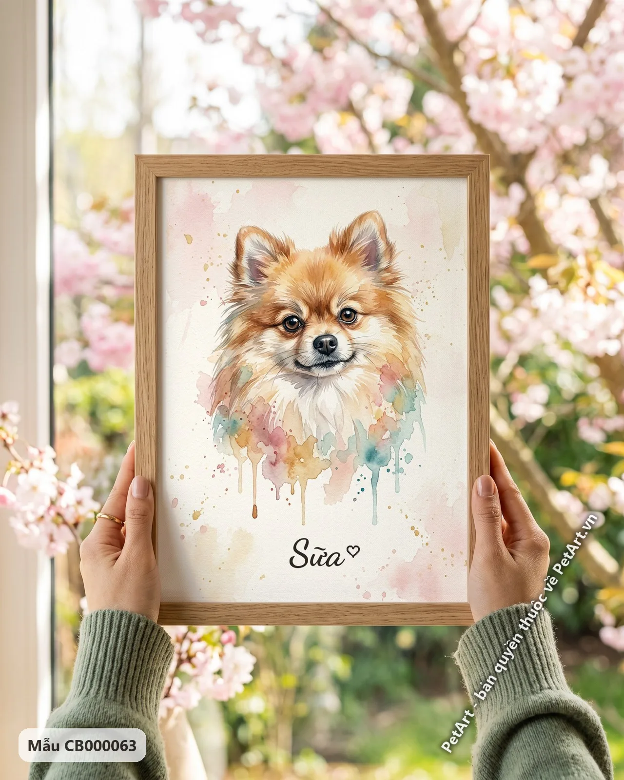 Ảnh thực tế: Chú chó Phốc sóc lông xù cười mỉm, nhìn thẳng, được vẽ bằng màu nước nhẹ nhàng với các vệt màu chảy.