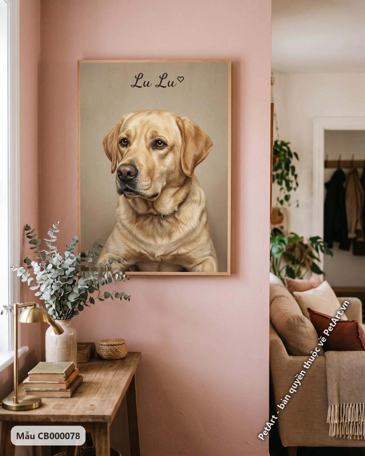 Ảnh thực tế: Chân dung chân thực chú chó Labrador lông vàng nhạt đang nhìn nghiêng sang trái, trên nền màu be.