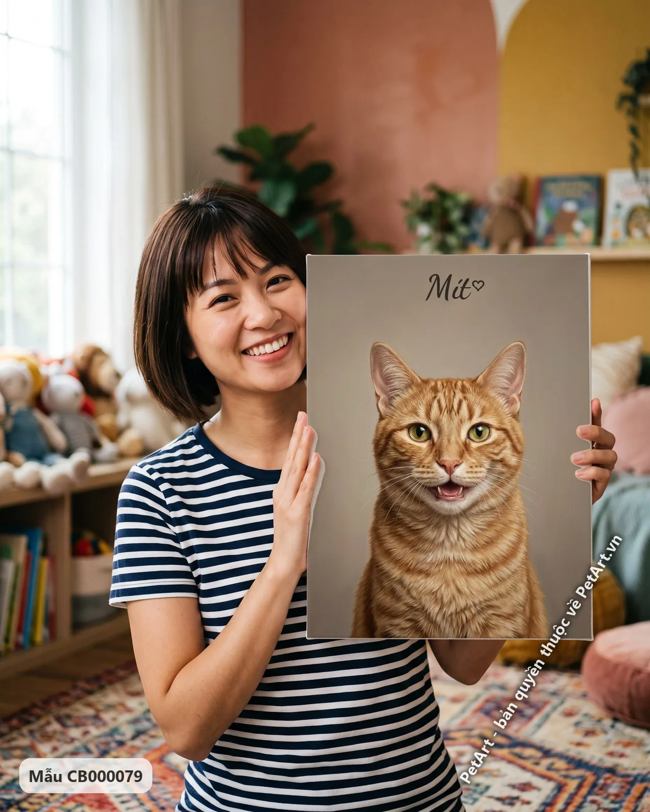 Ảnh thực tế: Chân dung chân thực mèo mướp cam với bộ lông vằn, miệng hơi hé, nhìn thẳng trên nền màu nâu nhạt.