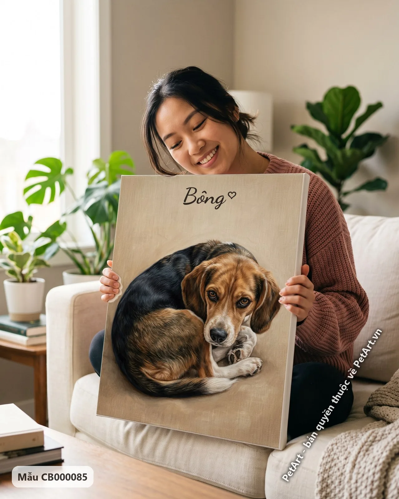 Ảnh thực tế: Chó Beagle màu tam thể cuộn tròn, nhìn thẳng, trên nền be nhạt, phong cách tranh chân dung chân thực.