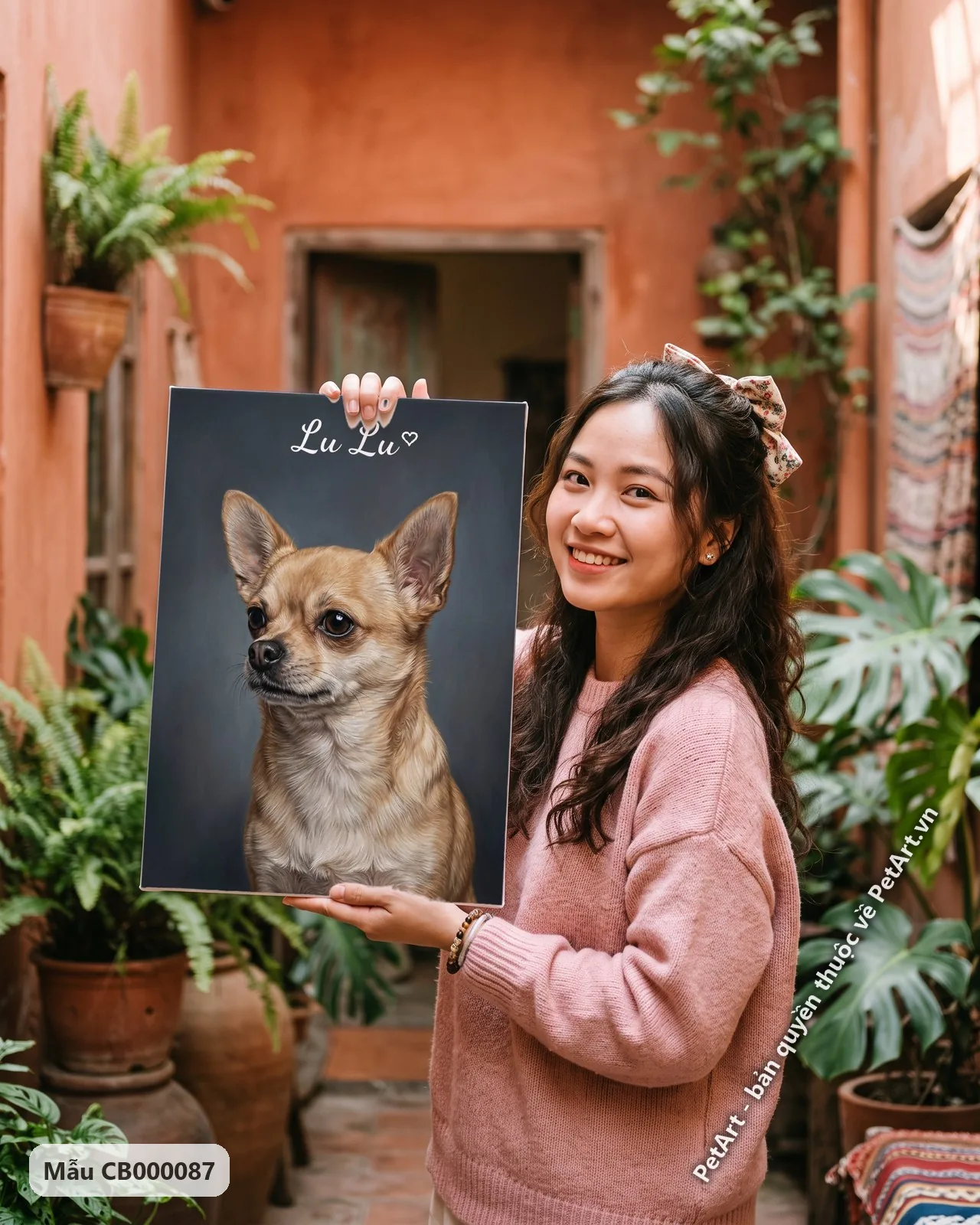 Ảnh thực tế: Chân dung chó Chihuahua màu nâu vàng, nhìn sang trái, trên nền xám đậm, phong cách tranh chân dung chân thực.