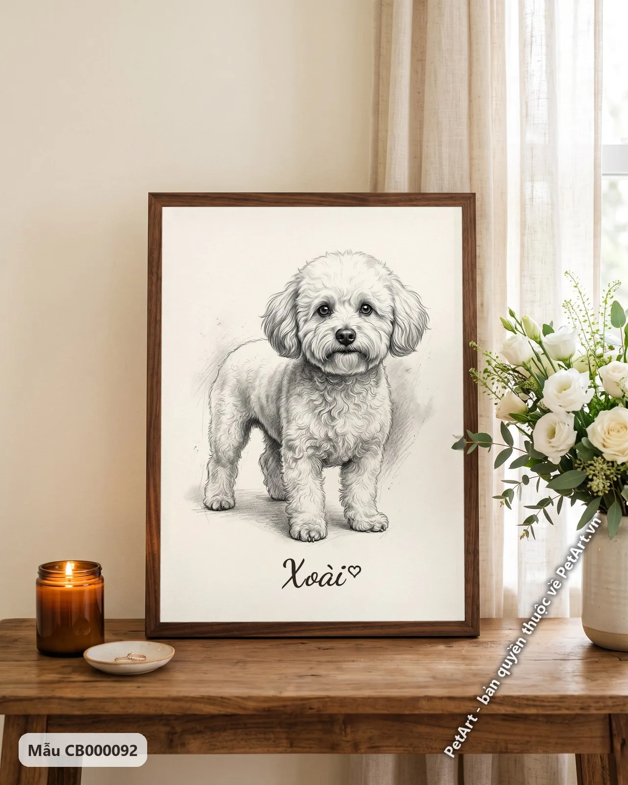 Ảnh thực tế: Bức tranh vẽ chì đen trắng chú chó Bichon trắng đứng thẳng, lông xoăn xù, nhìn thẳng, trên nền trắng ngà.