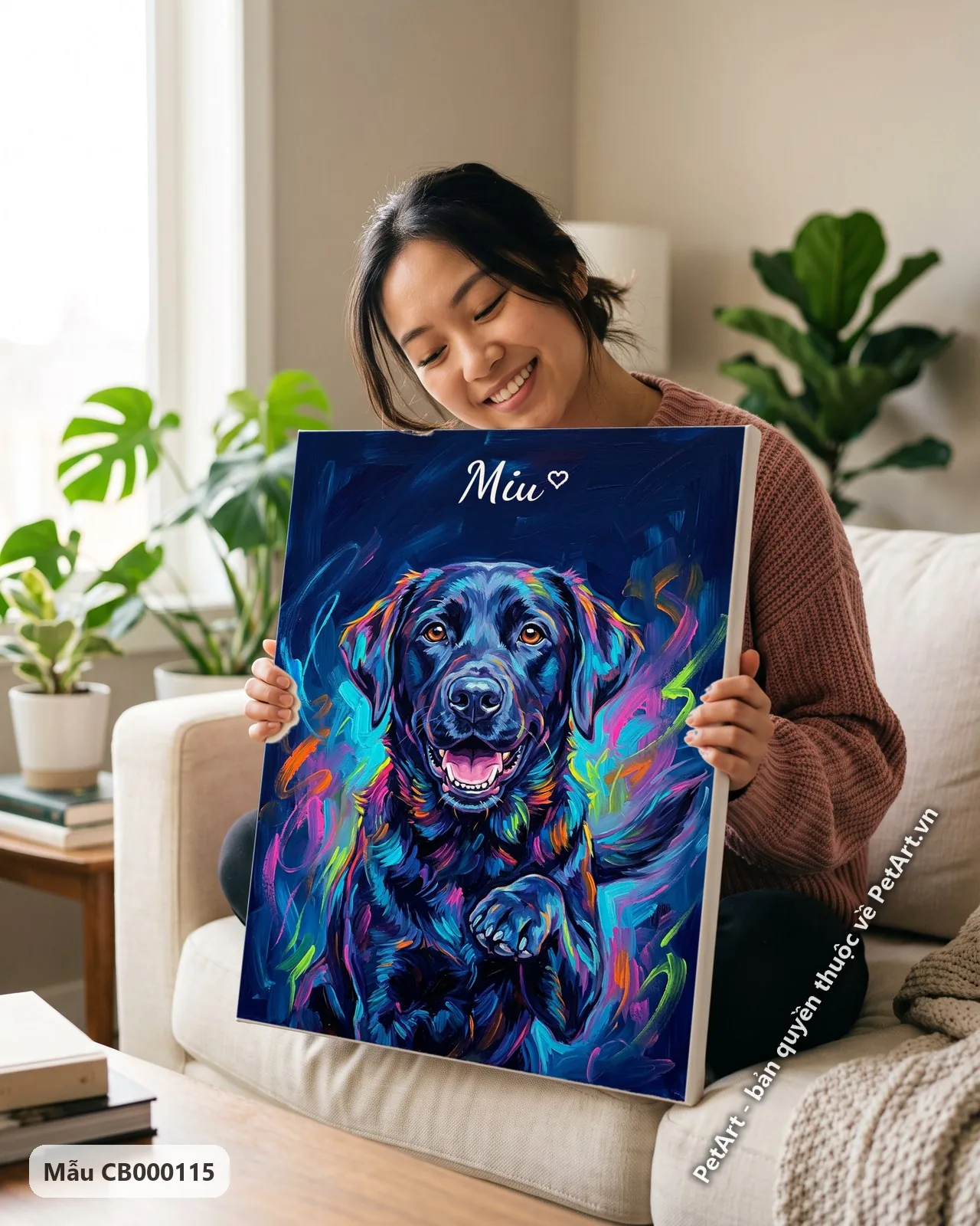 Ảnh thực tế: Chú chó Labrador đen thân thiện tươi cười, một chân giơ lên, nổi bật trên nền xanh đậm với vệt màu neon.