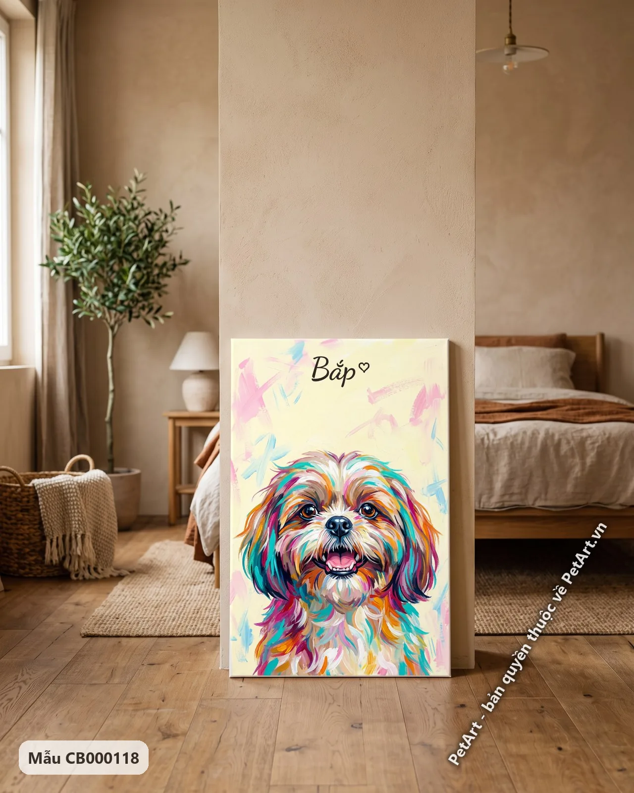 Ảnh thực tế: Chú chó Shih Tzu đáng yêu tươi cười, bộ lông dài nhiều màu sắc rực rỡ, trên nền vàng nhạt tươi sáng.