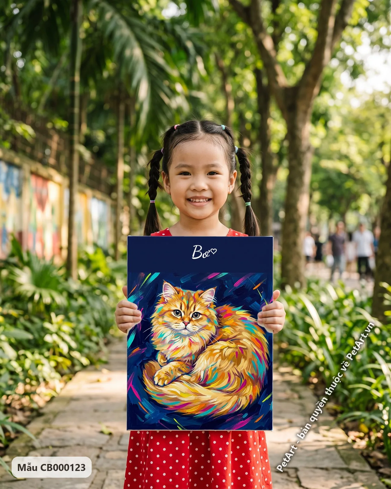 Ảnh thực tế: Chú mèo Anh lông dài màu vàng cam cuộn tròn, đôi mắt to tròn, trên nền xanh đậm với những vệt màu neon.