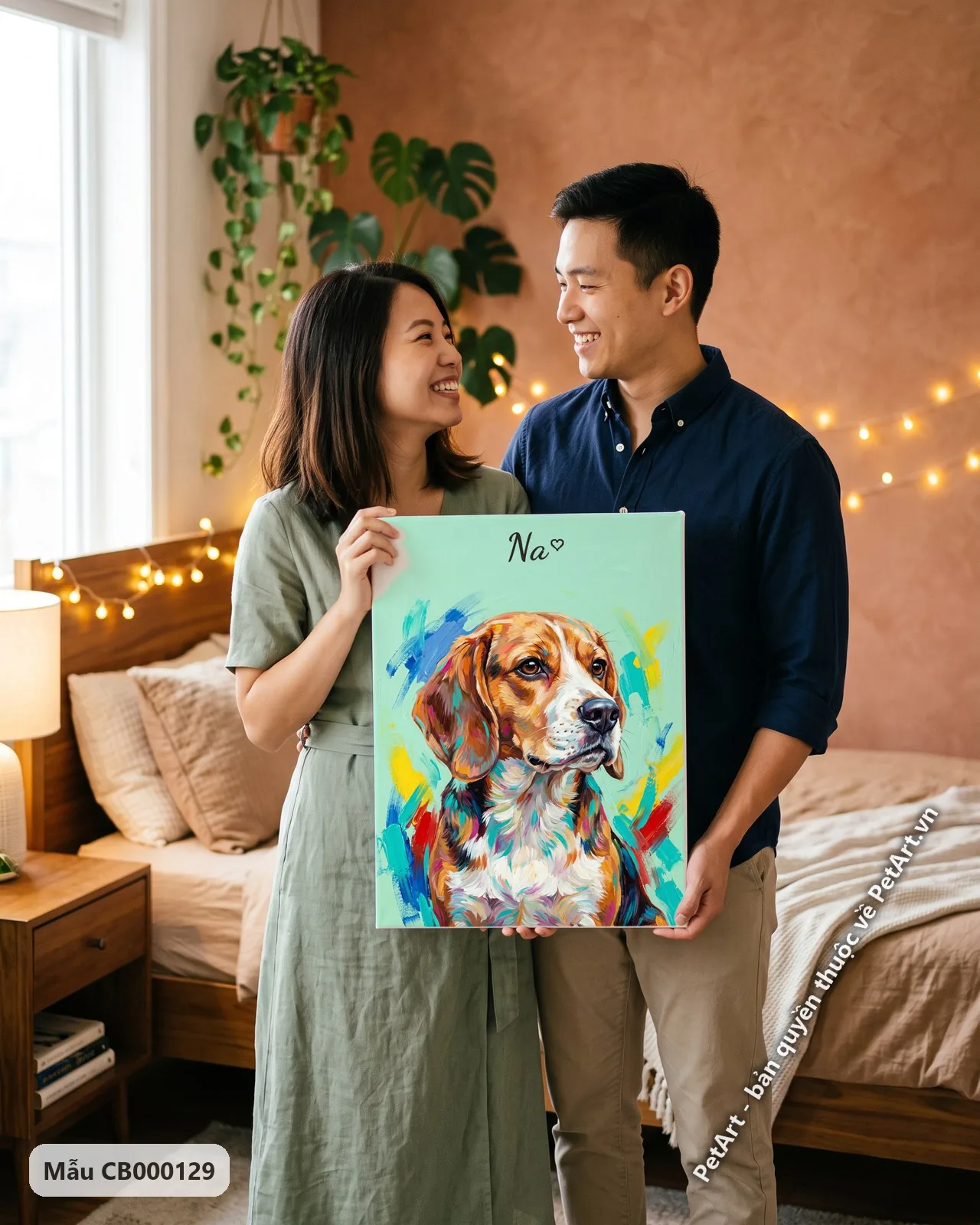 Ảnh thực tế: Chân dung chó Beagle với bộ lông nâu trắng, điểm xuyết màu sắc rực rỡ, trên nền xanh lá cây tươi sáng.