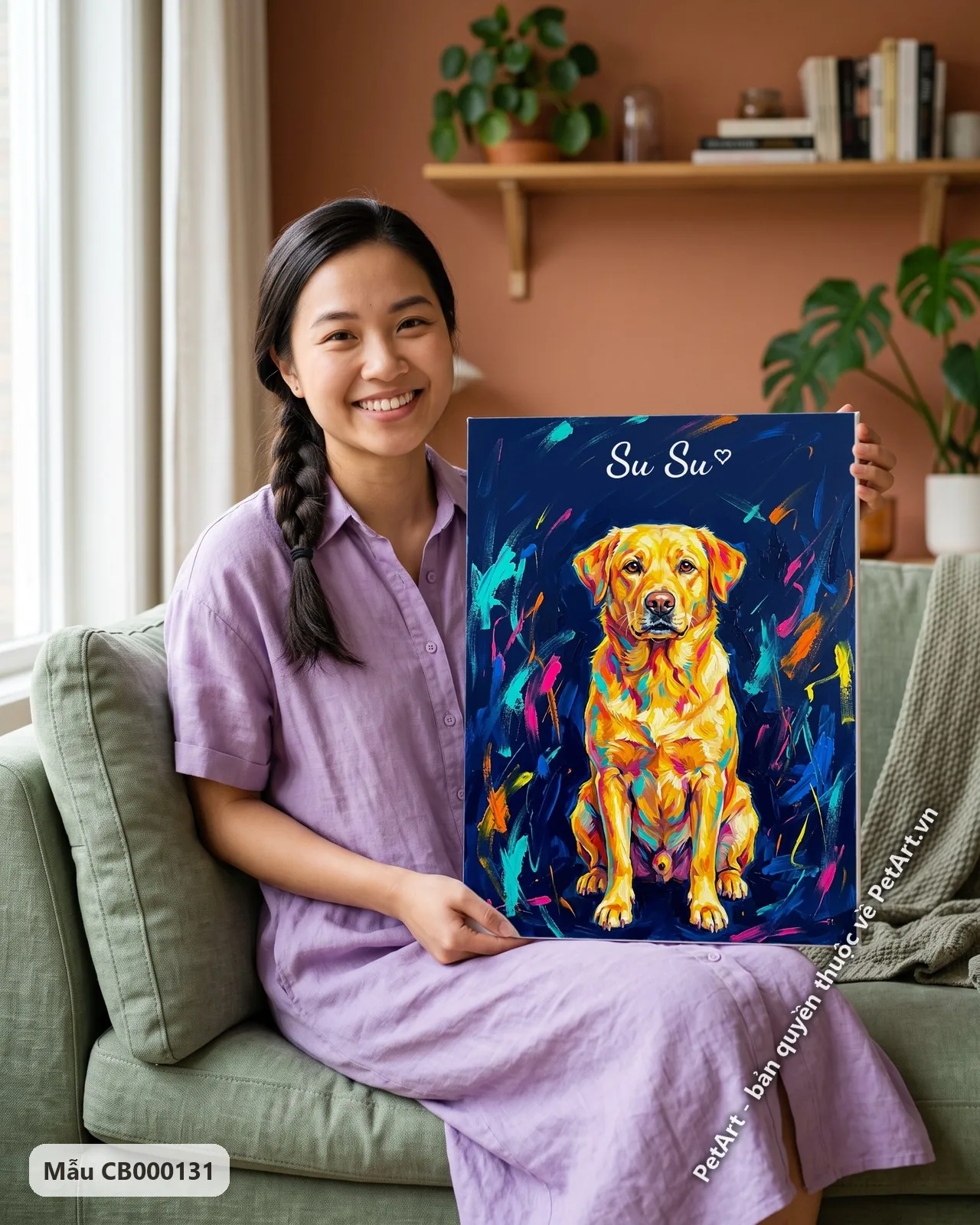 Ảnh thực tế: Chó Labrador vàng ngồi thẳng, bộ lông vàng óng điểm xuyết màu sắc nổi bật, trên nền xanh đậm với vệt cọ.