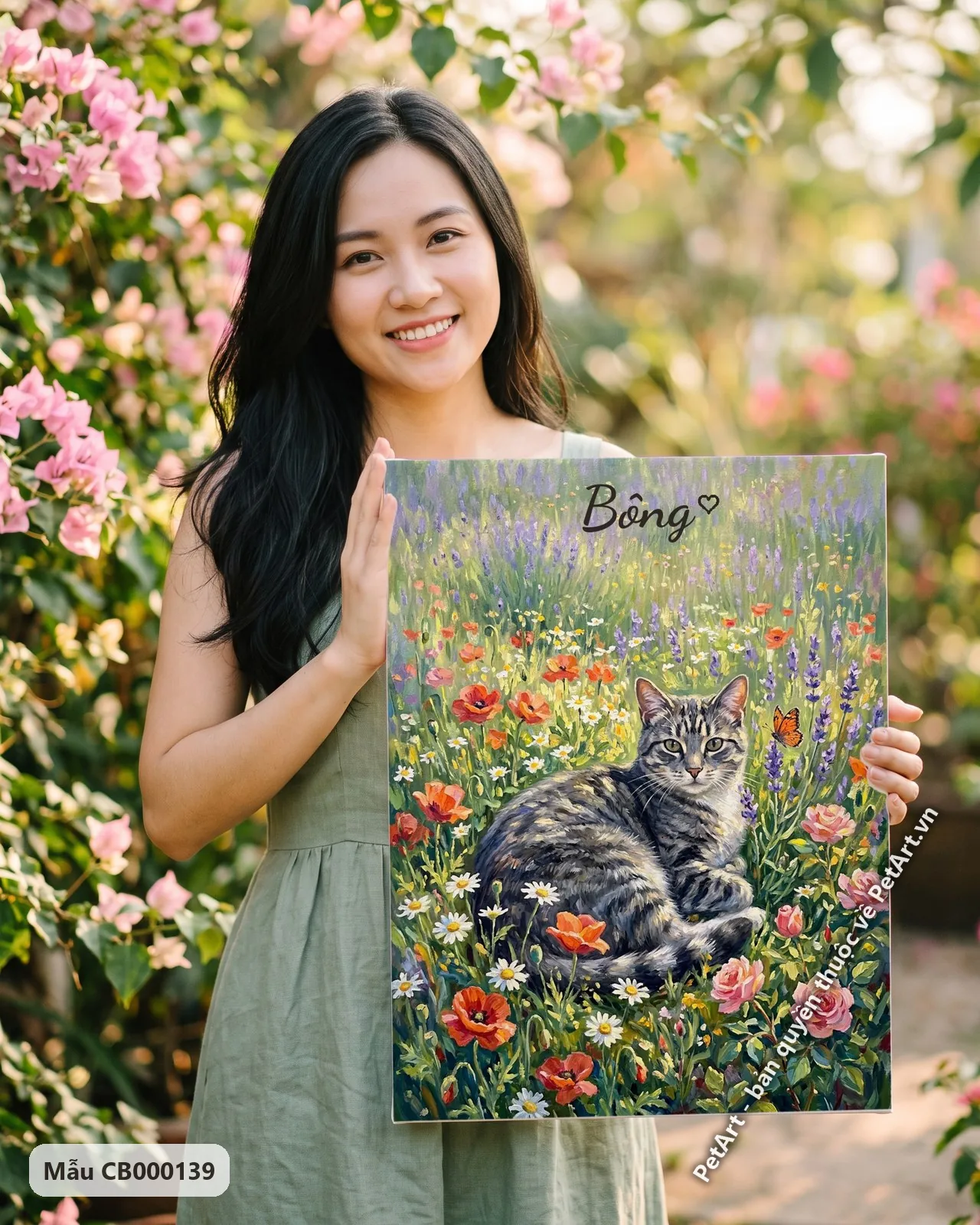 Ảnh thực tế: Chú mèo mướp xám nằm cuộn mình giữa thảm hoa oải hương, cúc, hồng và anh túc, phong cách ấn tượng.