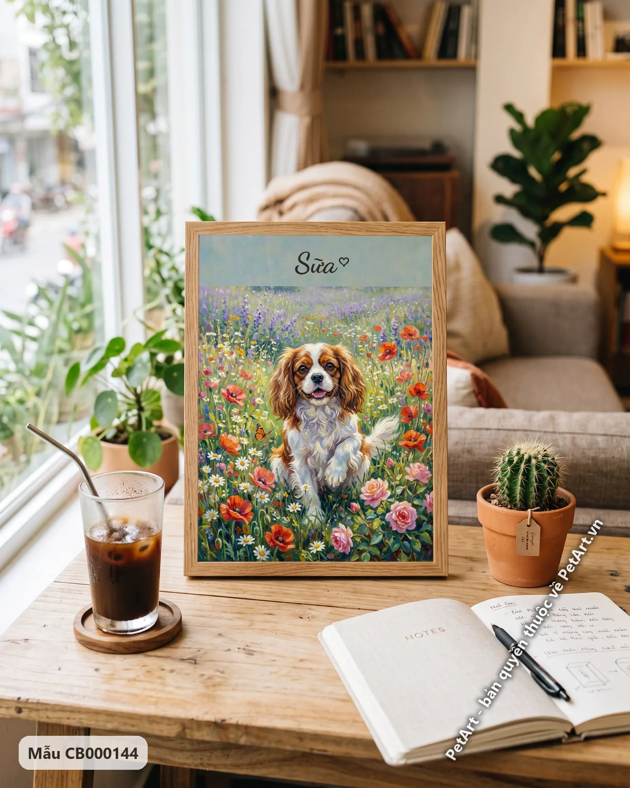 Ảnh thực tế: Chú chó Cavalier trắng nâu ngồi giữa vườn hoa oải hương, cúc, hồng và anh túc, có bướm bay lượn, phong cách ấn tượng.
