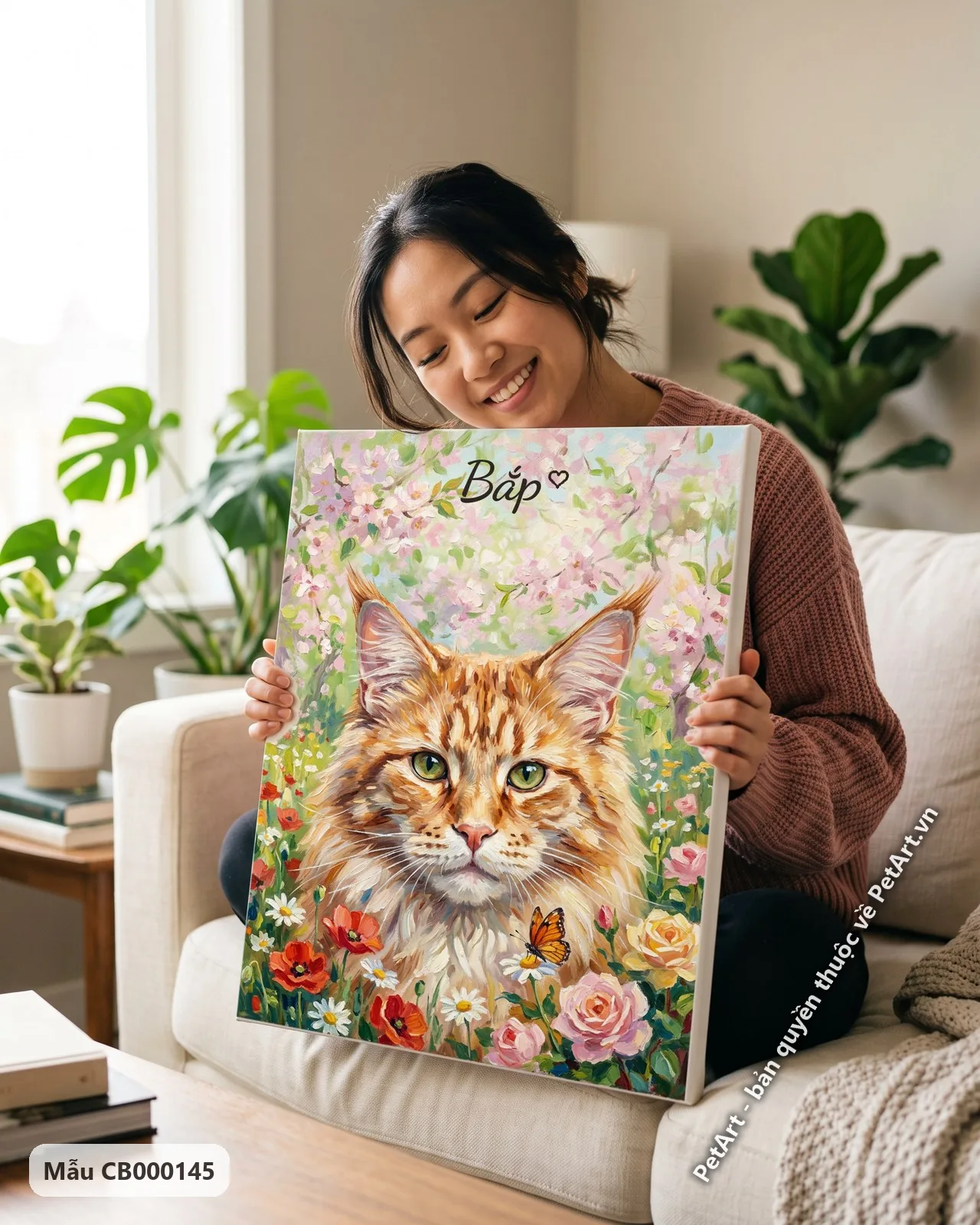 Ảnh thực tế: Bức tranh ấn tượng vẽ cận cảnh mèo Maine Coon lông vàng cam, mắt xanh, giữa vườn hoa hồng và anh đào nở rộ.