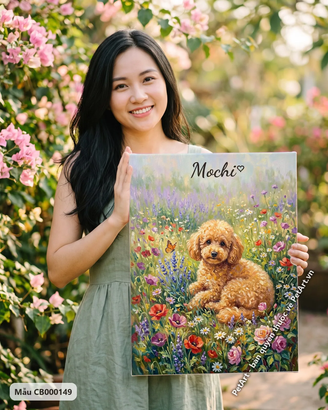 Ảnh thực tế: Chó Poodle lông vàng xoăn ngồi giữa thảm hoa dại tím, đỏ, trắng, có bướm vàng bay lượn.