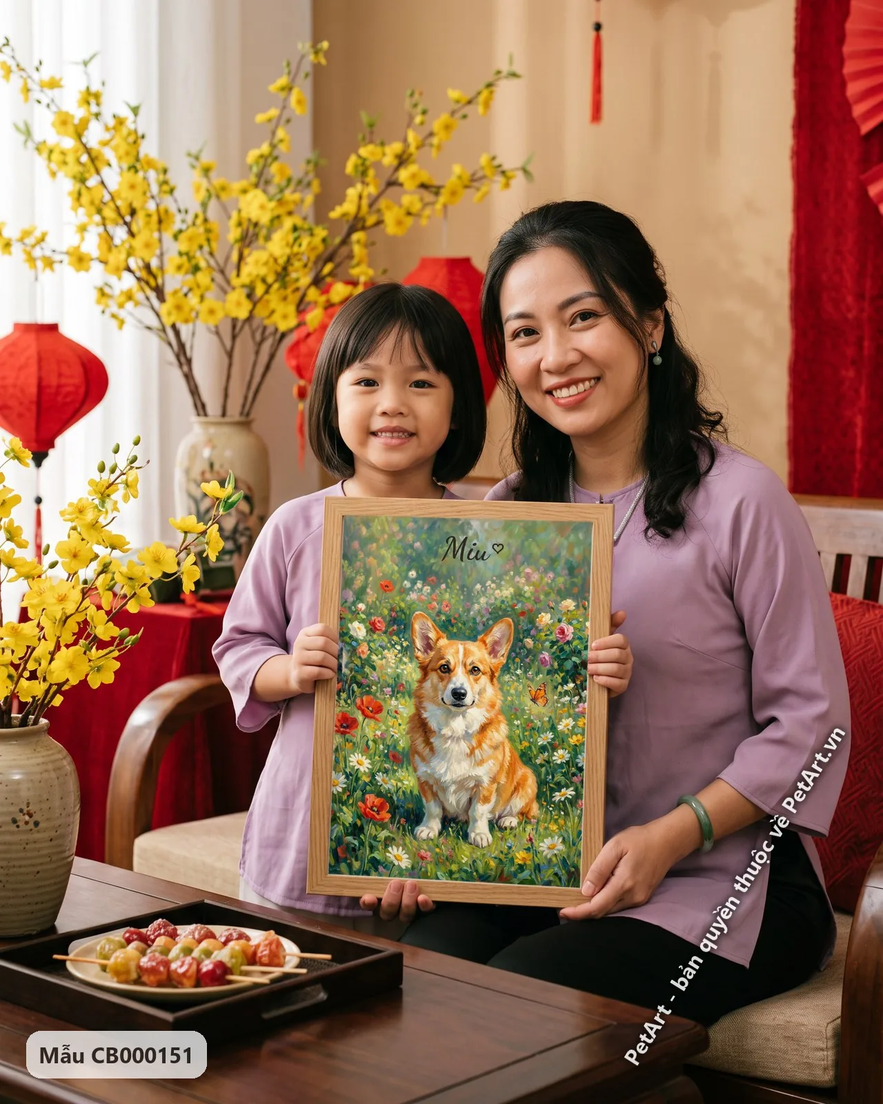Ảnh thực tế: Chó Corgi lông vàng trắng ngồi giữa thảm hoa dại đỏ, trắng, hồng, có bướm cam bay gần.