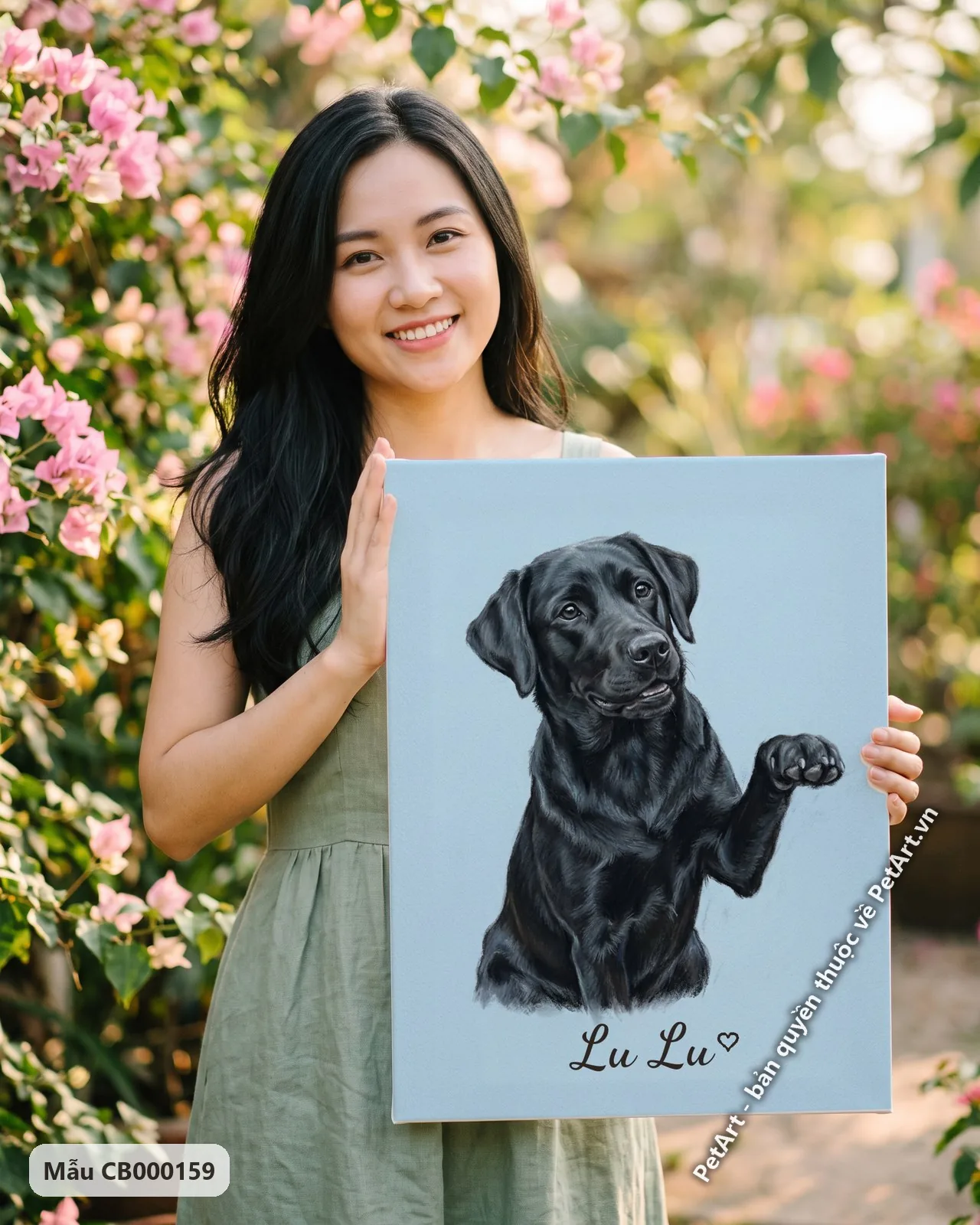 Ảnh thực tế: Chó Labrador đen ngồi giơ một chân lên, nhìn lên trên nền màu xanh dương nhạt trong tranh pastel mềm mại.