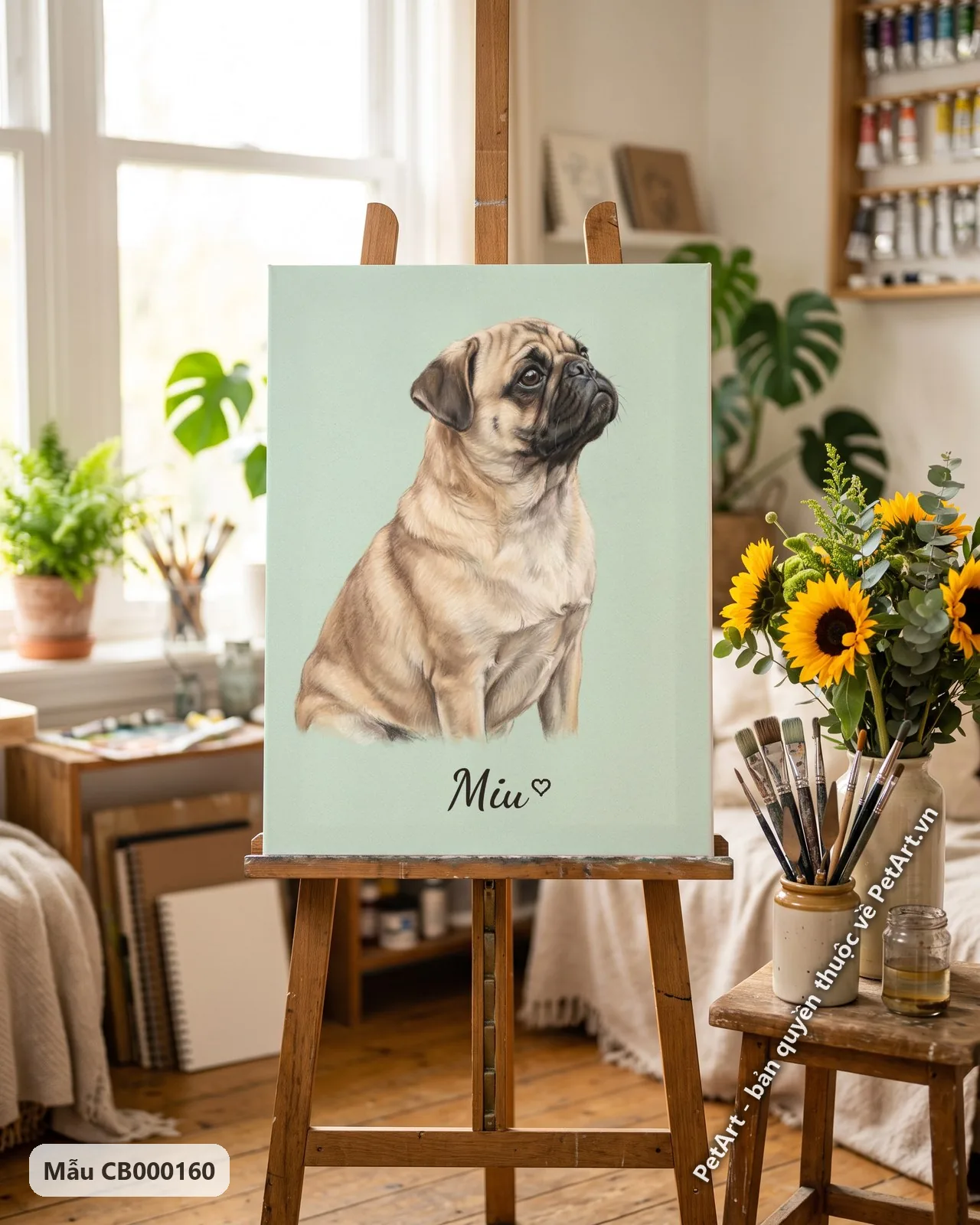 Ảnh thực tế: Chó Pug màu vàng nâu ngồi nhìn lên trên nền màu xanh lá cây nhạt trong tranh pastel mềm mại.