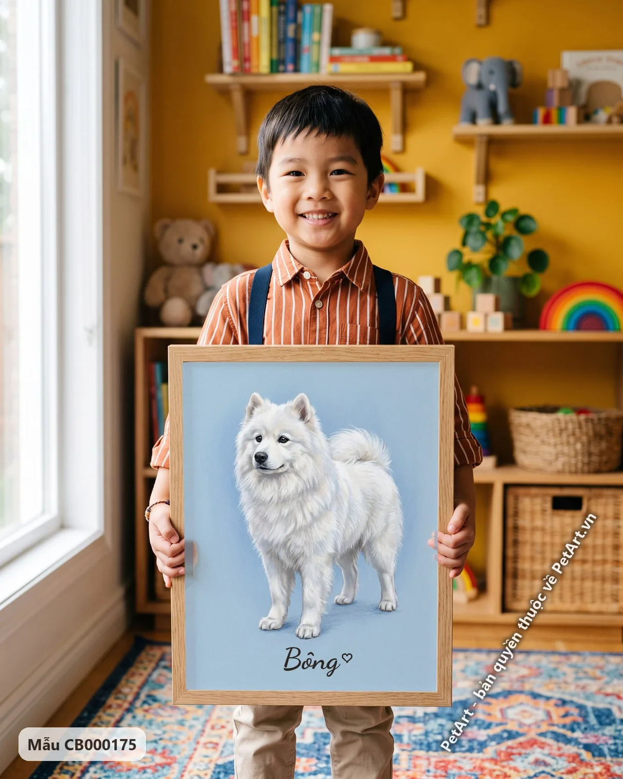 Ảnh thực tế: Chú chó Samoyed lông trắng muốt đang đứng, quay mặt sang trái với vẻ mặt tươi tắn, trên nền xanh dương pastel.