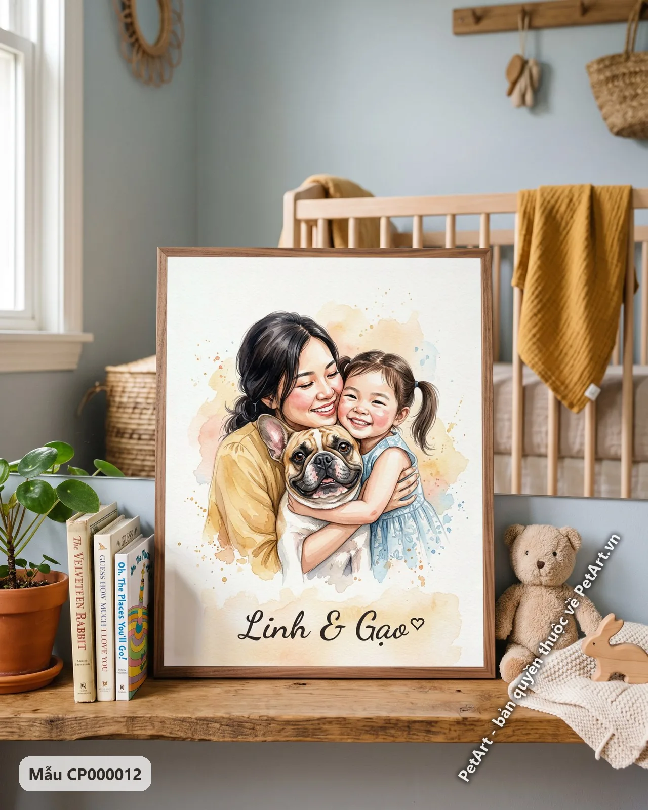 Ảnh thực tế: Tranh màu nước mẹ và bé gái tóc đen ôm chó Bull Pháp màu kem, nền loang màu cam nhạt.