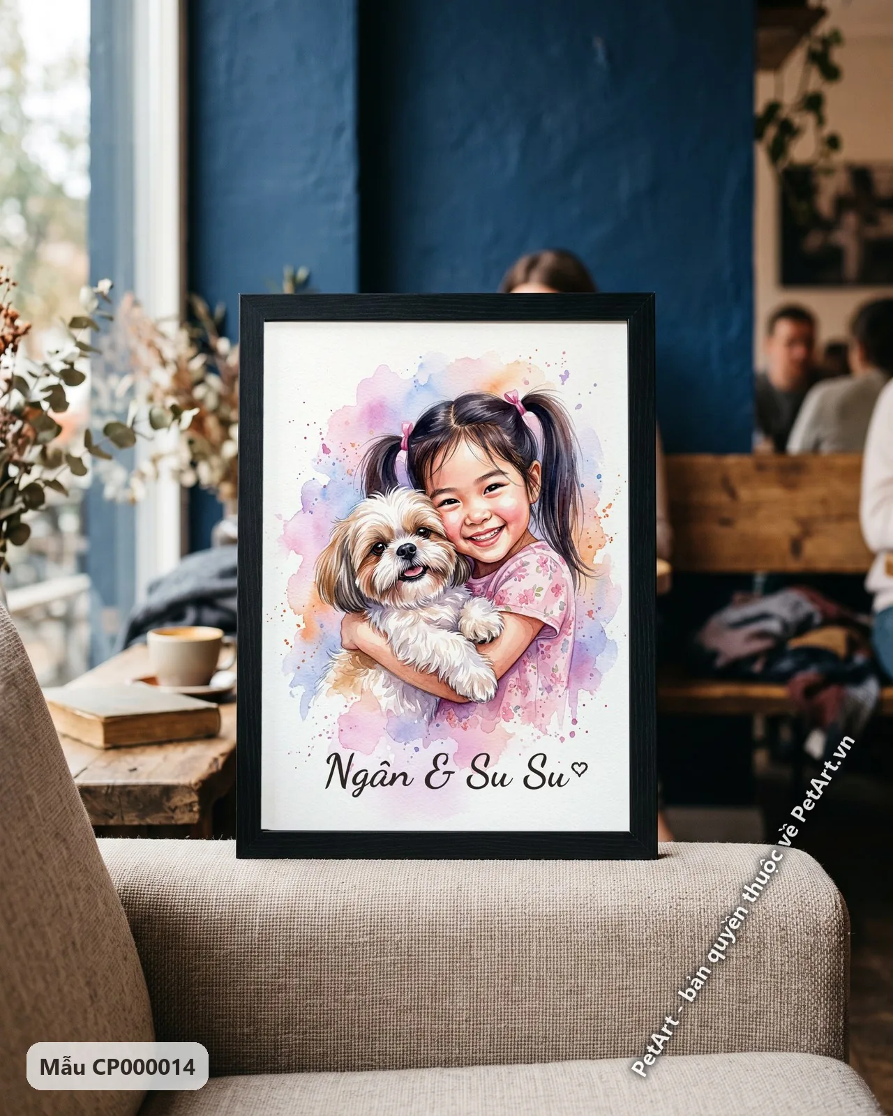 Ảnh thực tế: Tranh màu nước bé gái tóc hai bím mặc váy hồng ôm chó Shih Tzu trắng nâu, nền loang màu hồng.