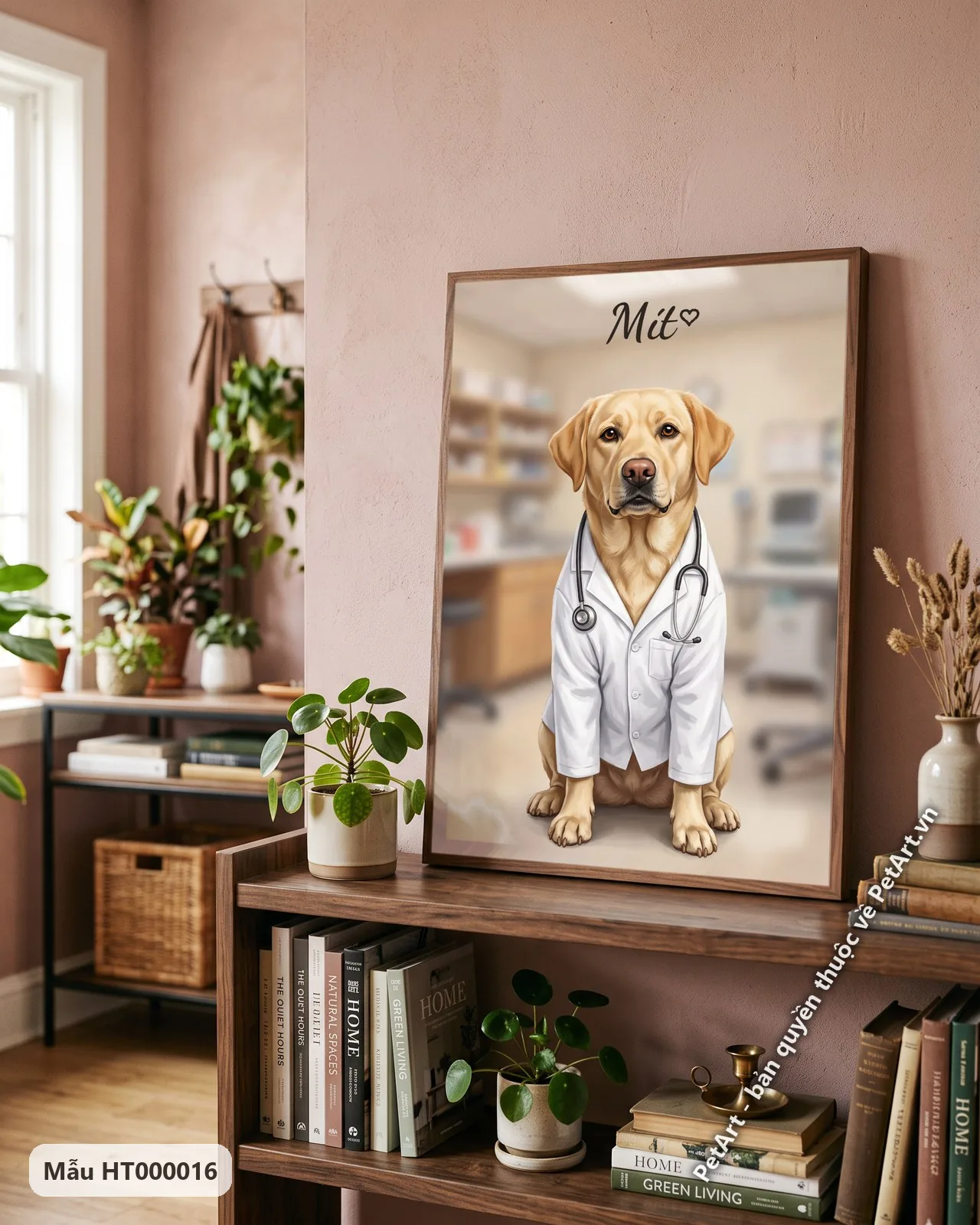 Ảnh thực tế: Chú chó Labrador vàng mặc áo bác sĩ trắng và đeo ống nghe, ngồi nghiêm túc trong phòng khám thú y.