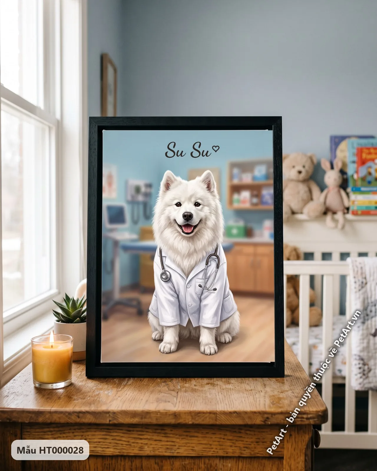 Ảnh thực tế: Chú chó Samoyed lông trắng muốt mặc áo blouse trắng, đeo ống nghe, ngồi cười tươi trong phòng khám thú y mờ ảo.