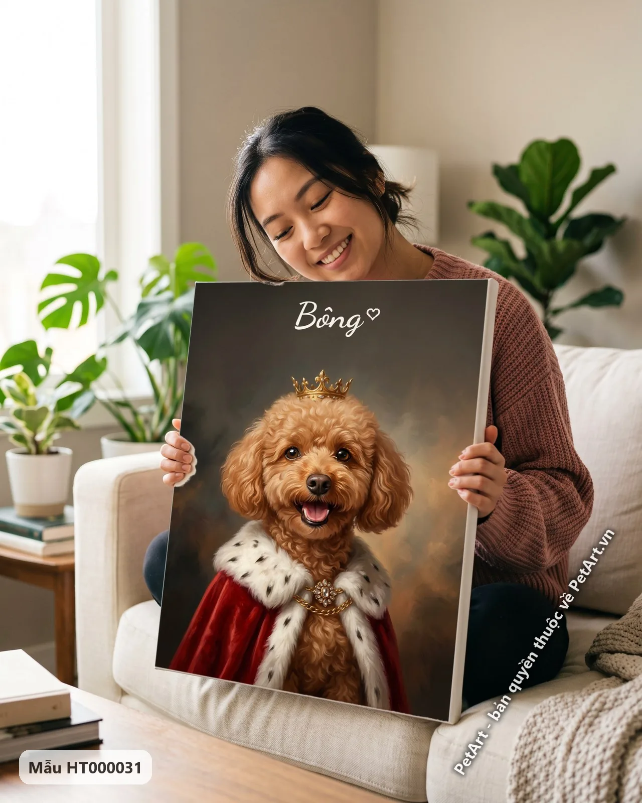 Ảnh thực tế: Chú chó Poodle màu nâu vàng đội vương miện vàng, khoác áo choàng đỏ viền lông trắng, đứng trước nền tối cổ điển.