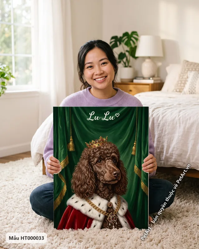 Chó Poodle nâu hoàng gia đội vương miện, áo choàng · ảnh thực tế