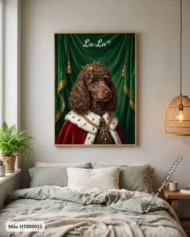 Chó Poodle nâu hoàng gia đội vương miện, áo choàng · góc khác