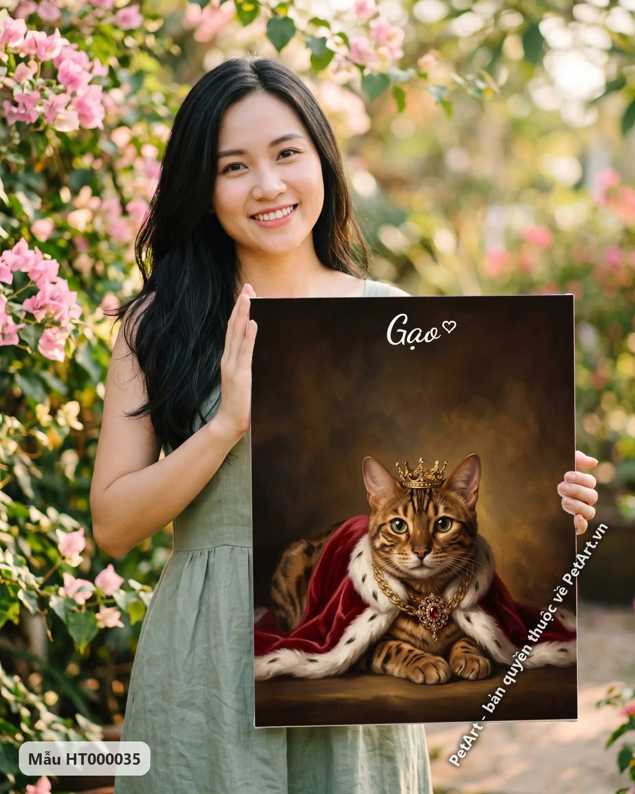 Ảnh thực tế: Chú mèo Bengal vằn vện đội vương miện vàng, đeo dây chuyền đá quý, khoác áo choàng đỏ viền lông trắng trên nền tối.
