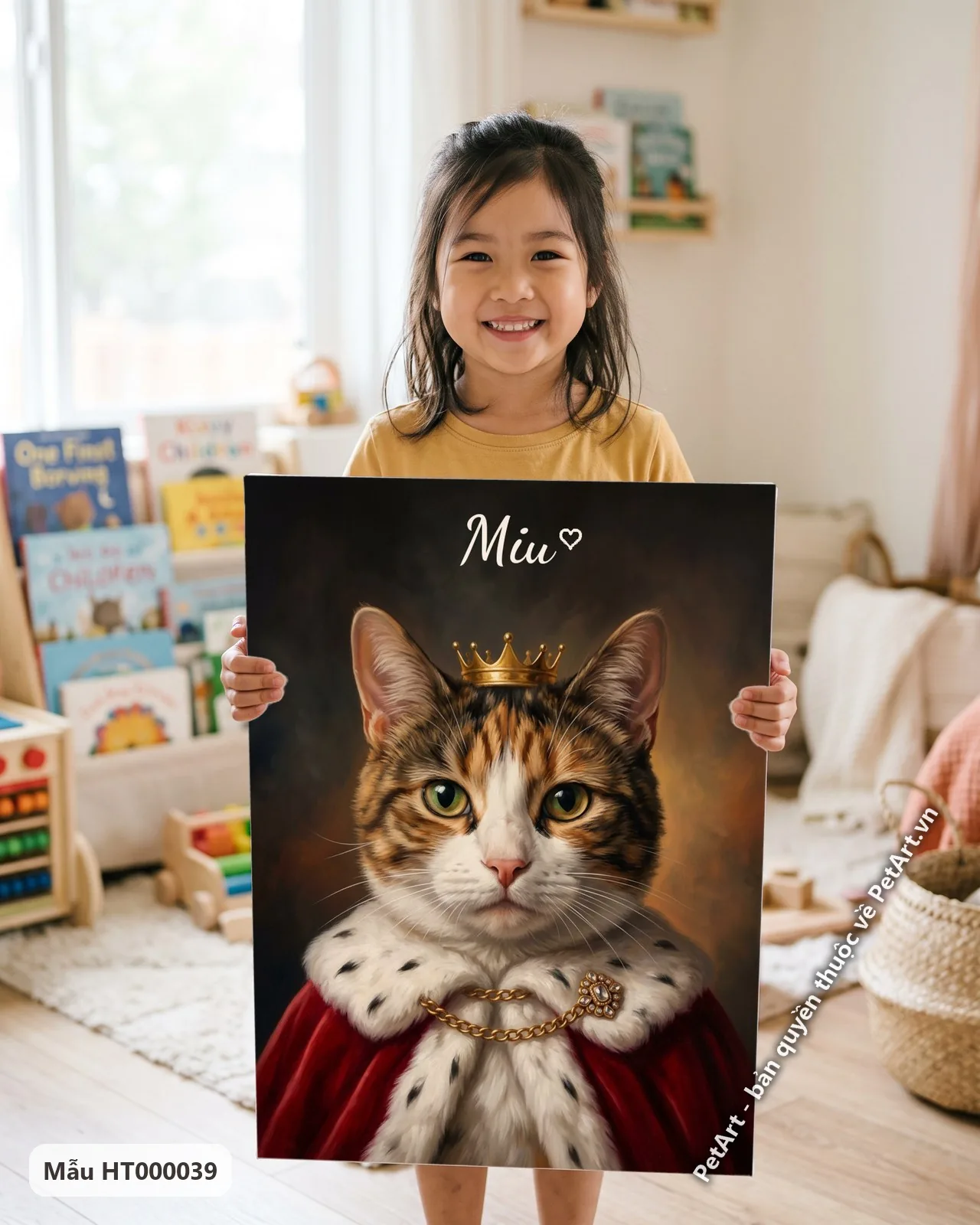 Ảnh thực tế: Chân dung mèo tam thể đội vương miện vàng, khoác áo choàng đỏ viền lông trắng, nền tối cổ điển.