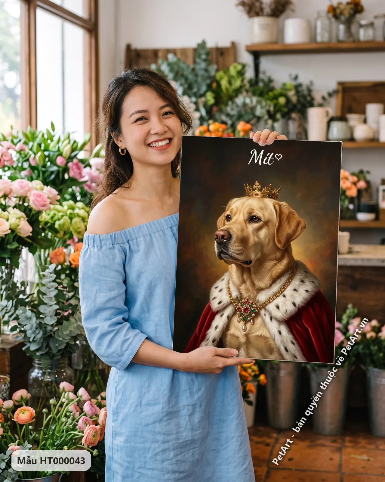 Ảnh thực tế: Chó Labrador vàng đội vương miện vàng, khoác áo choàng đỏ viền lông trắng, đeo dây chuyền đá quý trên nền tối cổ điển.