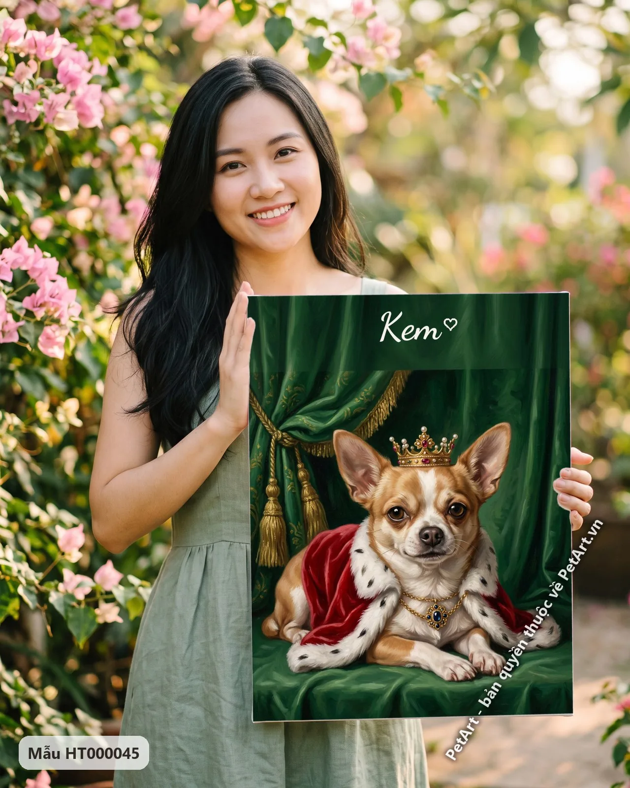 Ảnh thực tế: Chó Chihuahua nằm, đội vương miện, khoác áo choàng đỏ viền lông, trên nền rèm nhung xanh lá.