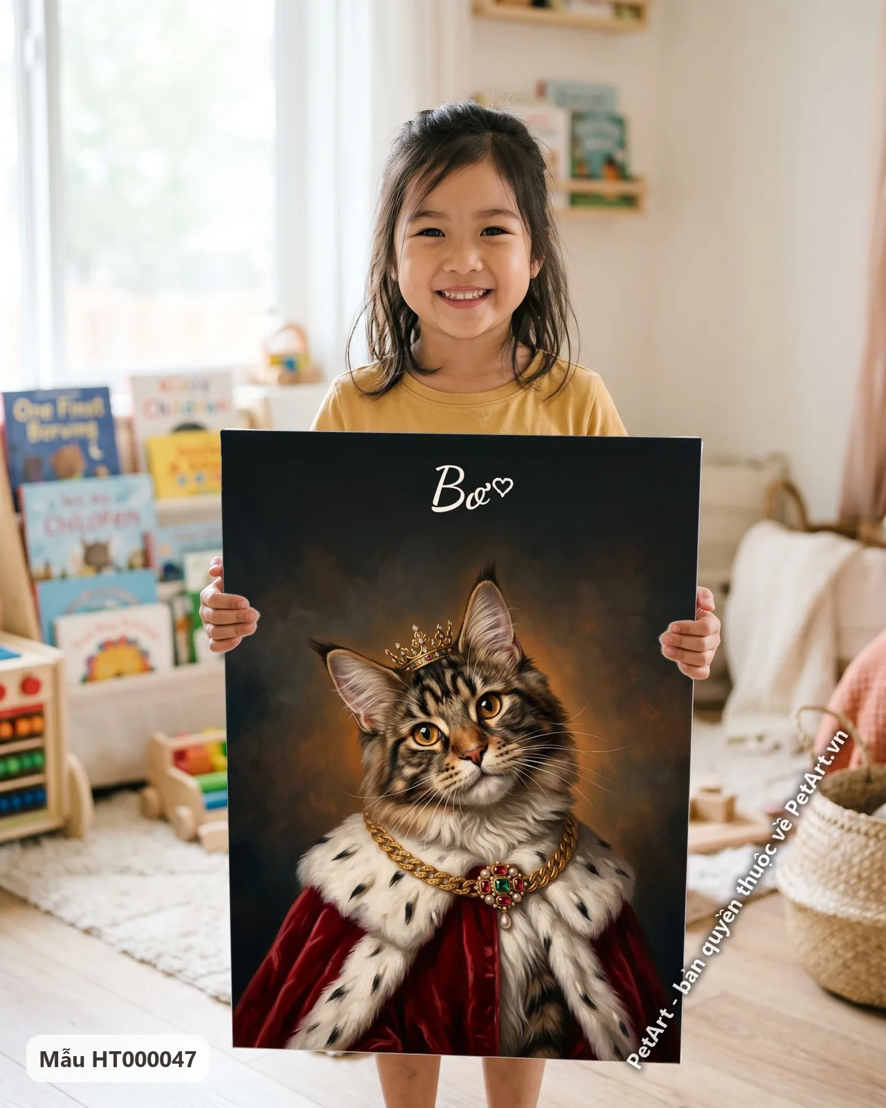 Ảnh thực tế: Chân dung mèo Maine Coon đội vương miện, khoác áo choàng đỏ viền lông, nền tối cổ điển.