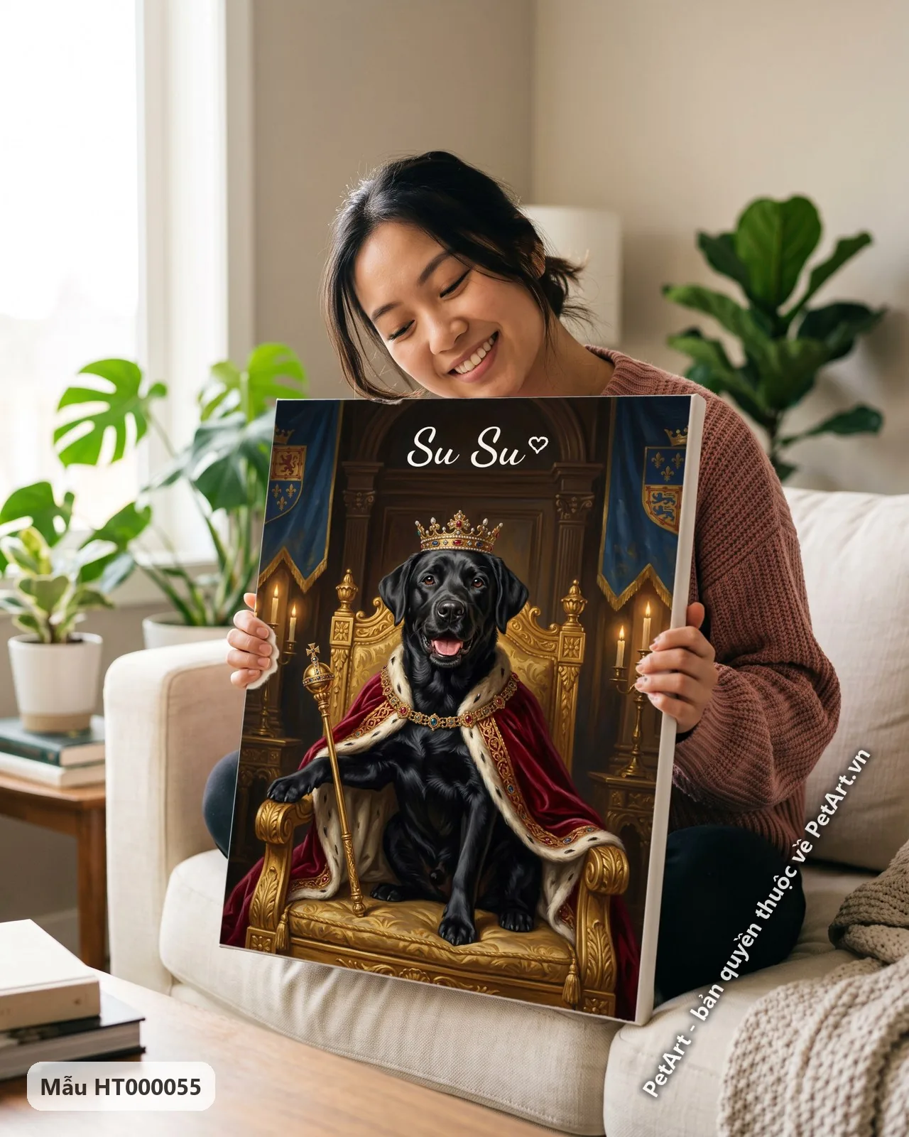 Ảnh thực tế: Chó Labrador đen ngồi ngai vàng vàng, đội vương miện, khoác áo choàng đỏ, cầm quyền trượng trong lâu đài.