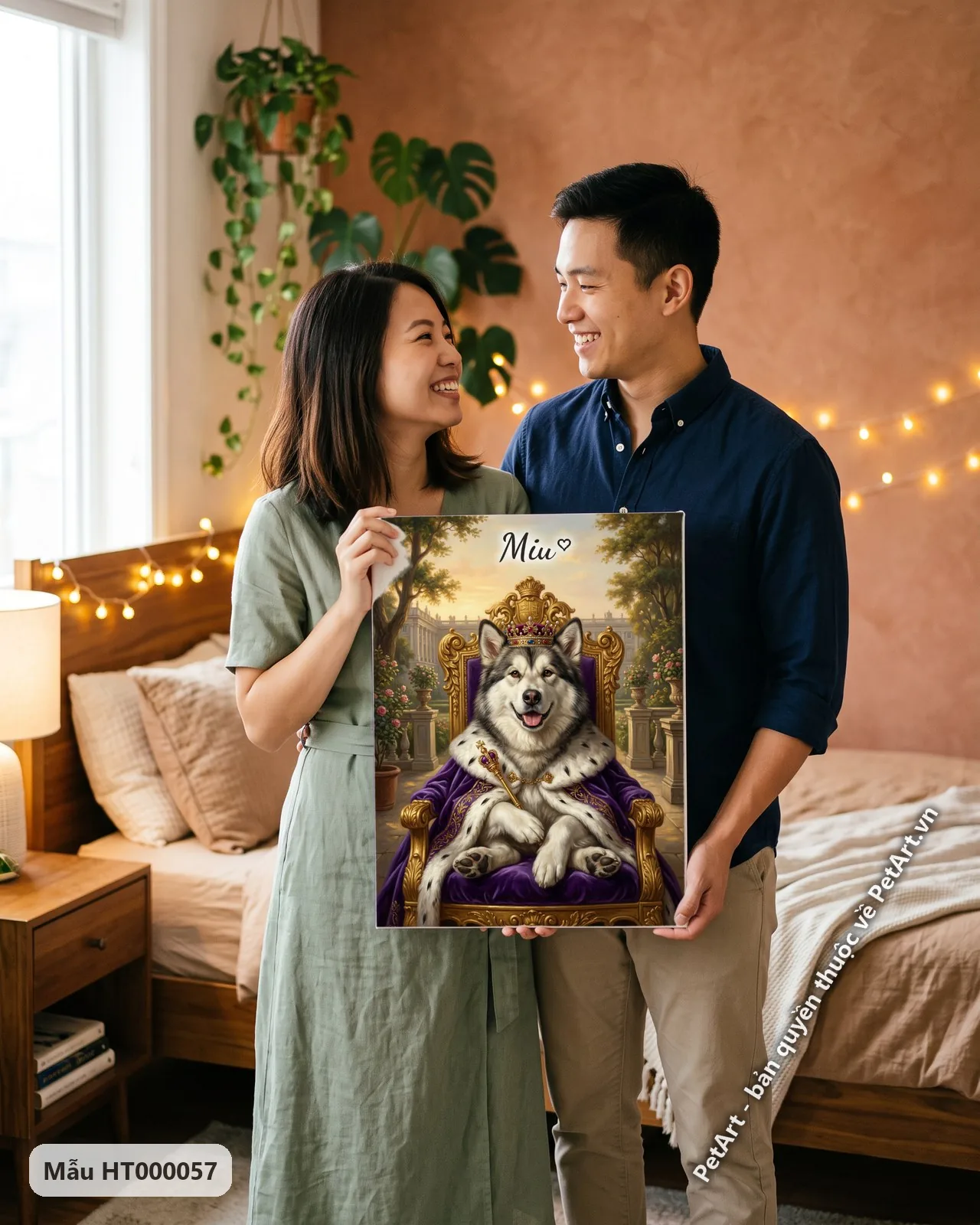 Ảnh thực tế: Chú chó Alaska cười tươi đội vương miện, khoác áo choàng tím, ngồi trên ngai vàng giữa khu vườn cung điện.