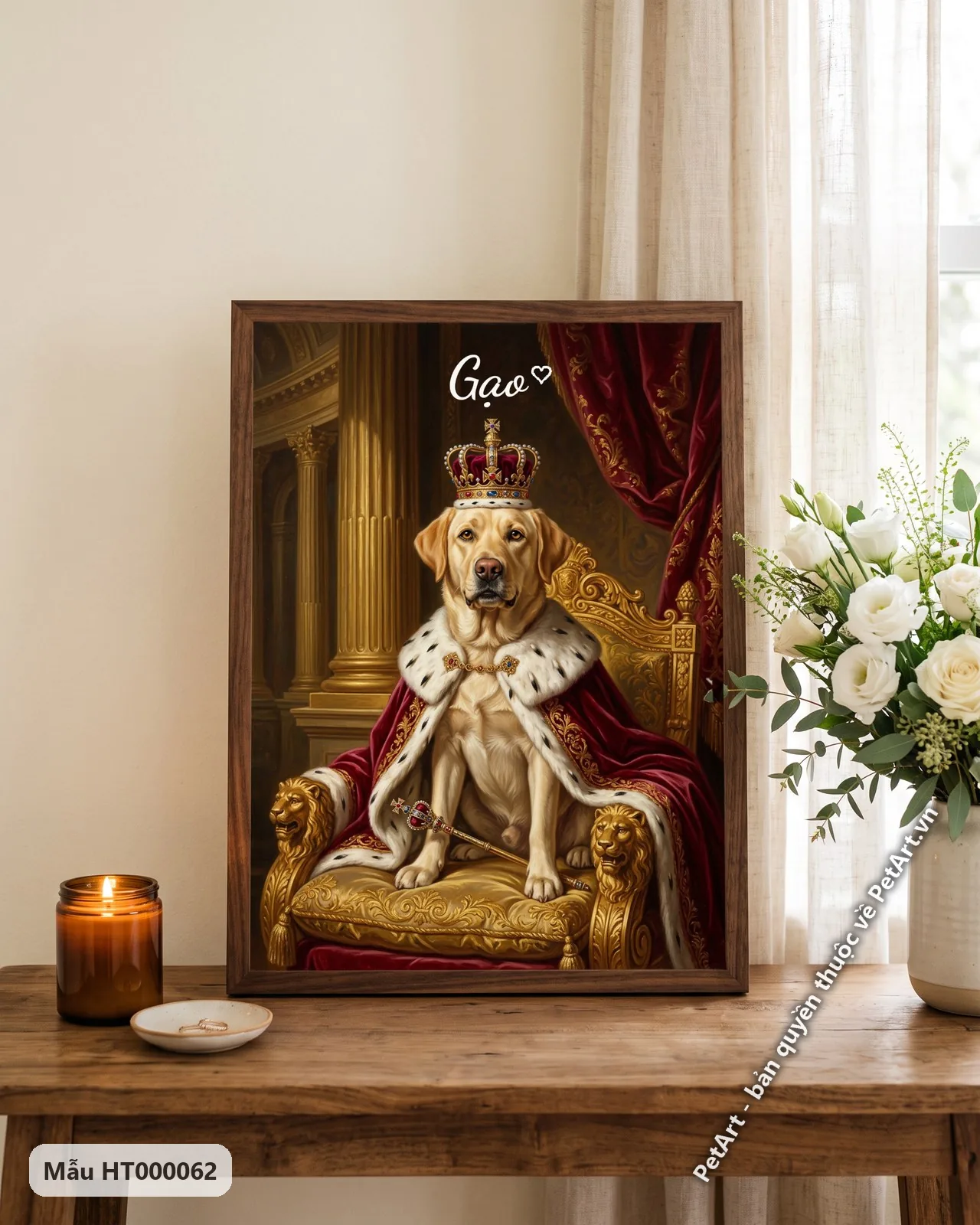Ảnh thực tế: Chú chó Labrador vàng oai vệ đội vương miện, khoác áo choàng đỏ, ngồi trên ngai vàng trong cung điện lộng lẫy.