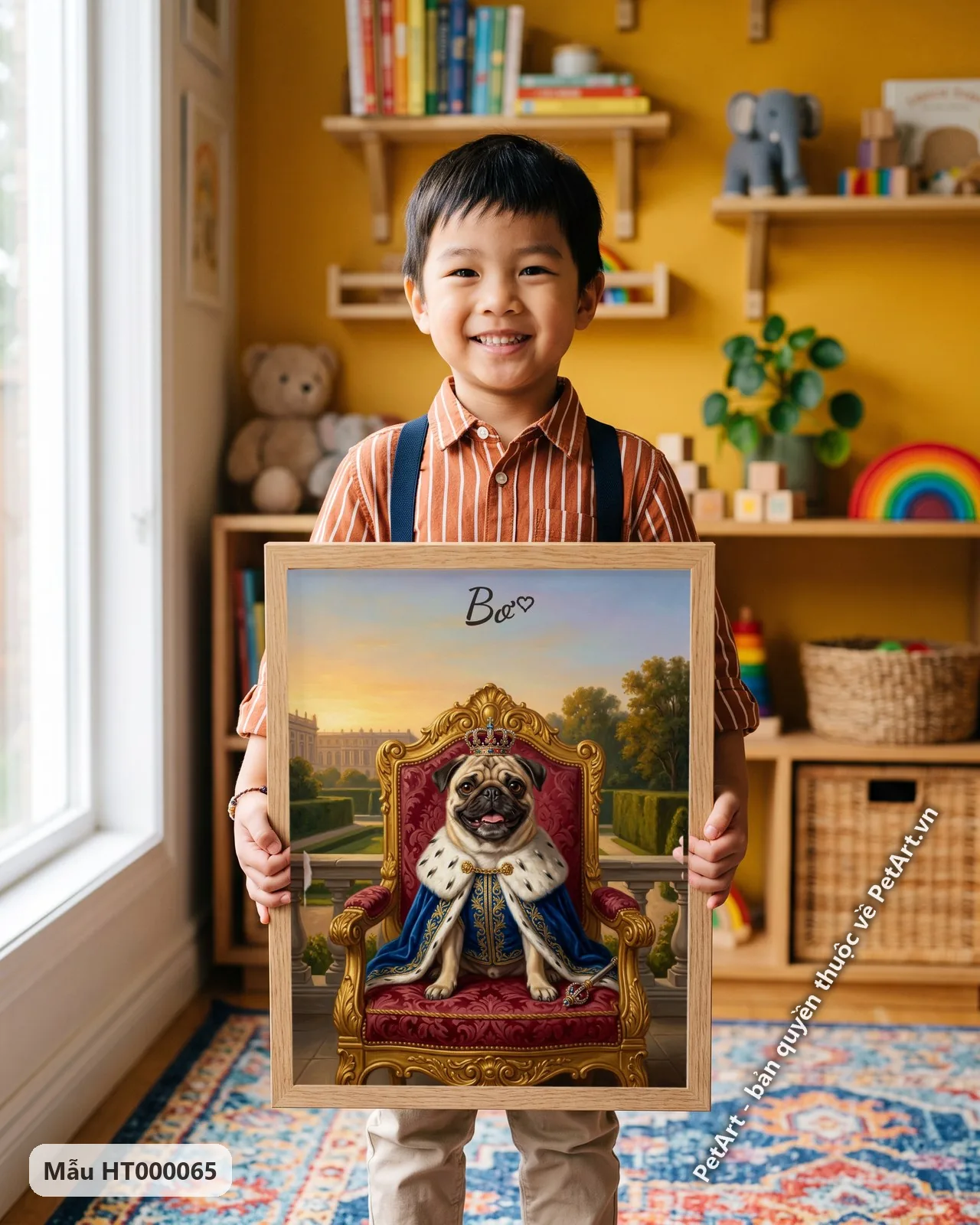 Ảnh thực tế: Chú chó Pug vàng nhạt đội vương miện, khoác áo choàng xanh lam, ngồi trên ngai vàng đỏ vàng giữa khu vườn cung điện hoàng hôn.