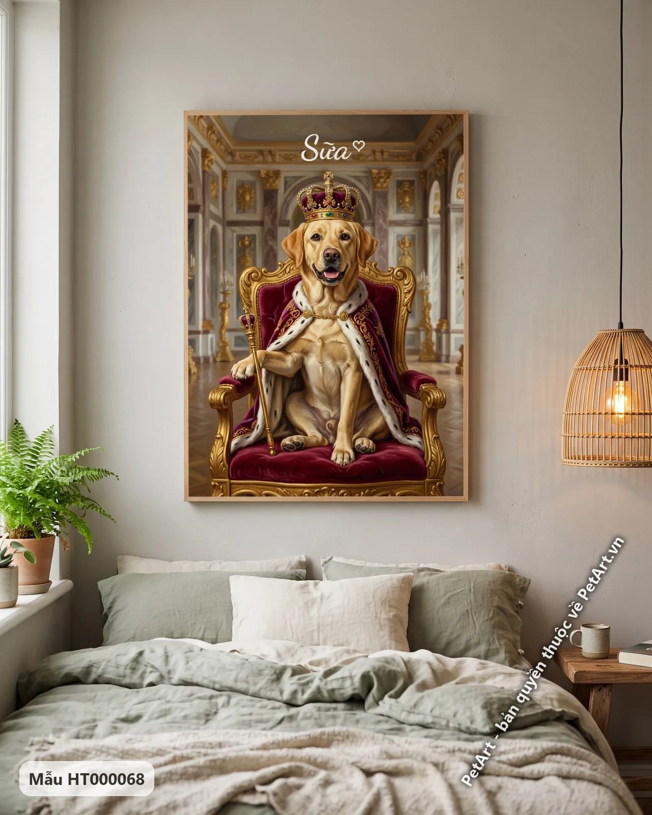 Ảnh thực tế: Chú chó ta vàng đội vương miện lộng lẫy, khoác áo choàng đỏ thẫm, ngồi trên ngai vàng đỏ vàng, tay cầm quyền trượng trong cung điện.