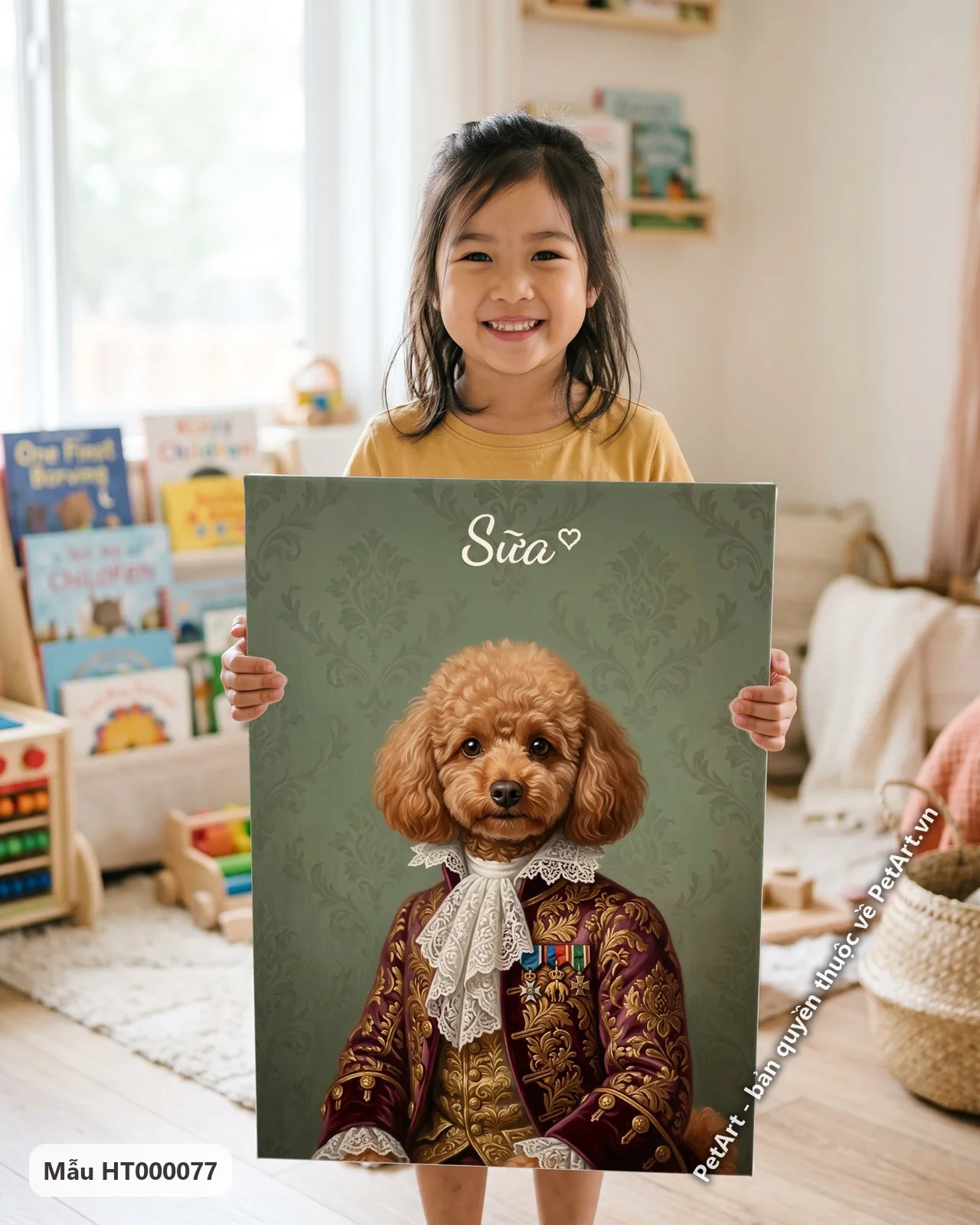 Ảnh thực tế: Chó Poodle nâu xù đáng yêu, mặc áo choàng quý tộc tím thêu vàng, cổ áo ren trắng, nền xanh lá cây hoa văn.