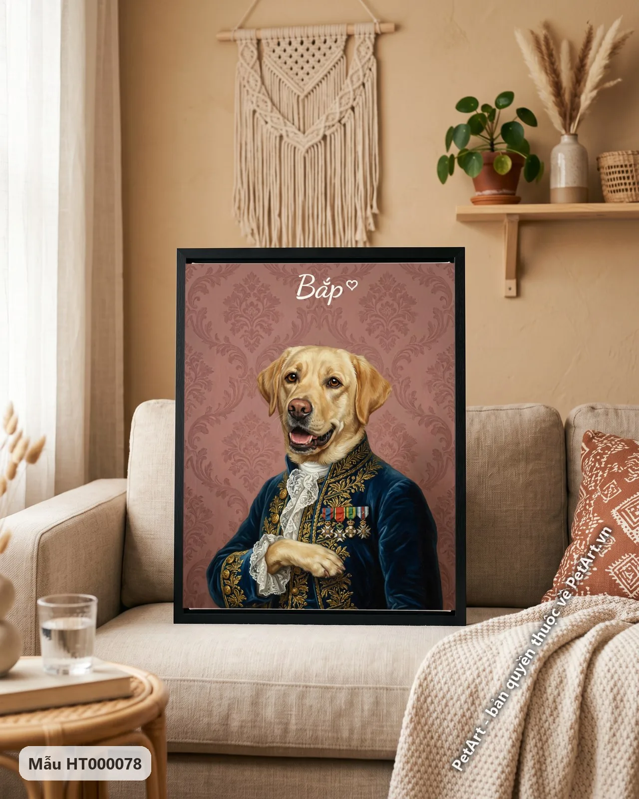 Ảnh thực tế: Chó Labrador vàng tươi cười, mặc áo choàng quý tộc xanh dương thêu vàng, cổ áo ren trắng, nền hồng hoa văn.