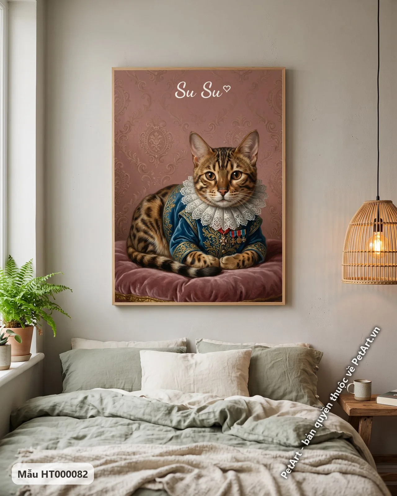 Ảnh thực tế: Mèo Bengal đốm ngồi trên đệm hồng, mặc áo quý tộc xanh thêu vàng, cổ áo bèo trắng, nền tường hồng họa tiết.