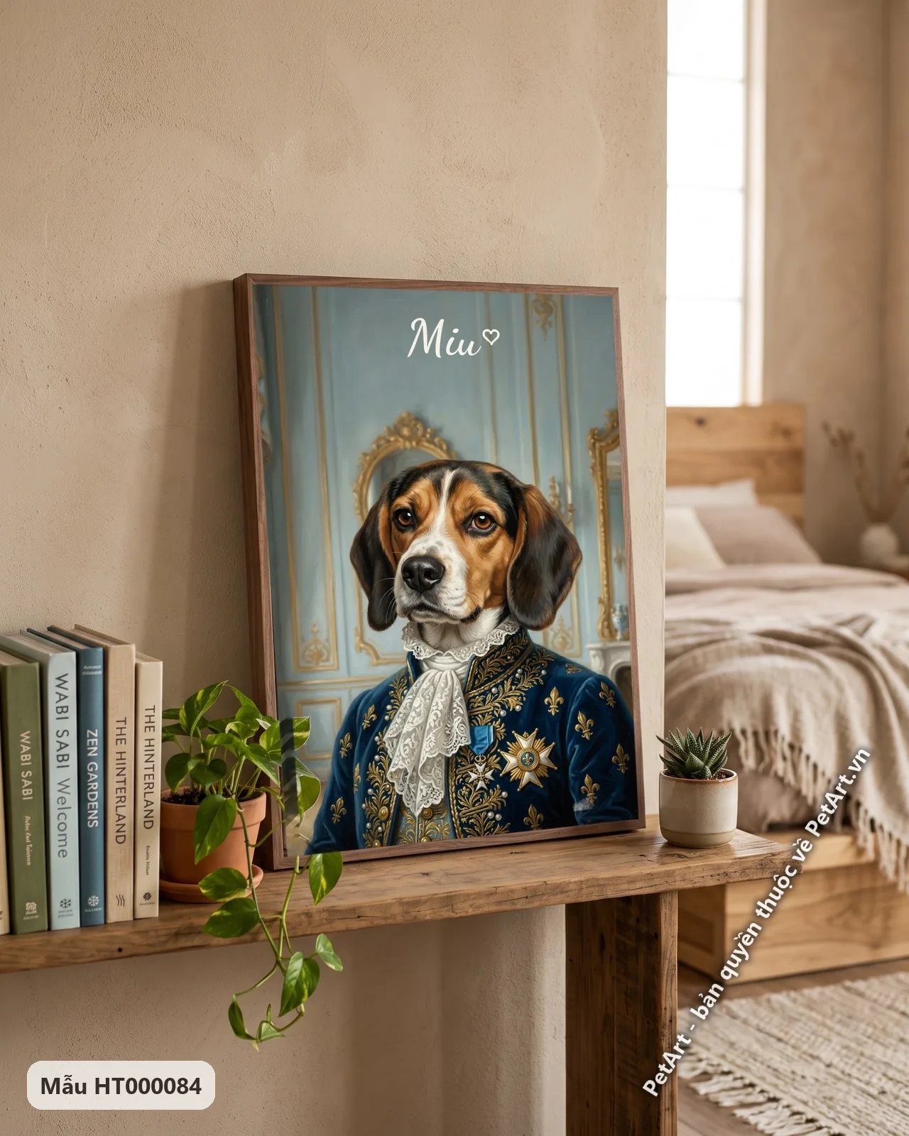 Ảnh thực tế: Chó Beagle lịch lãm trong áo khoác quý tộc xanh thêu vàng, cổ áo trắng, đứng trước tường lam trang trí gương vàng.