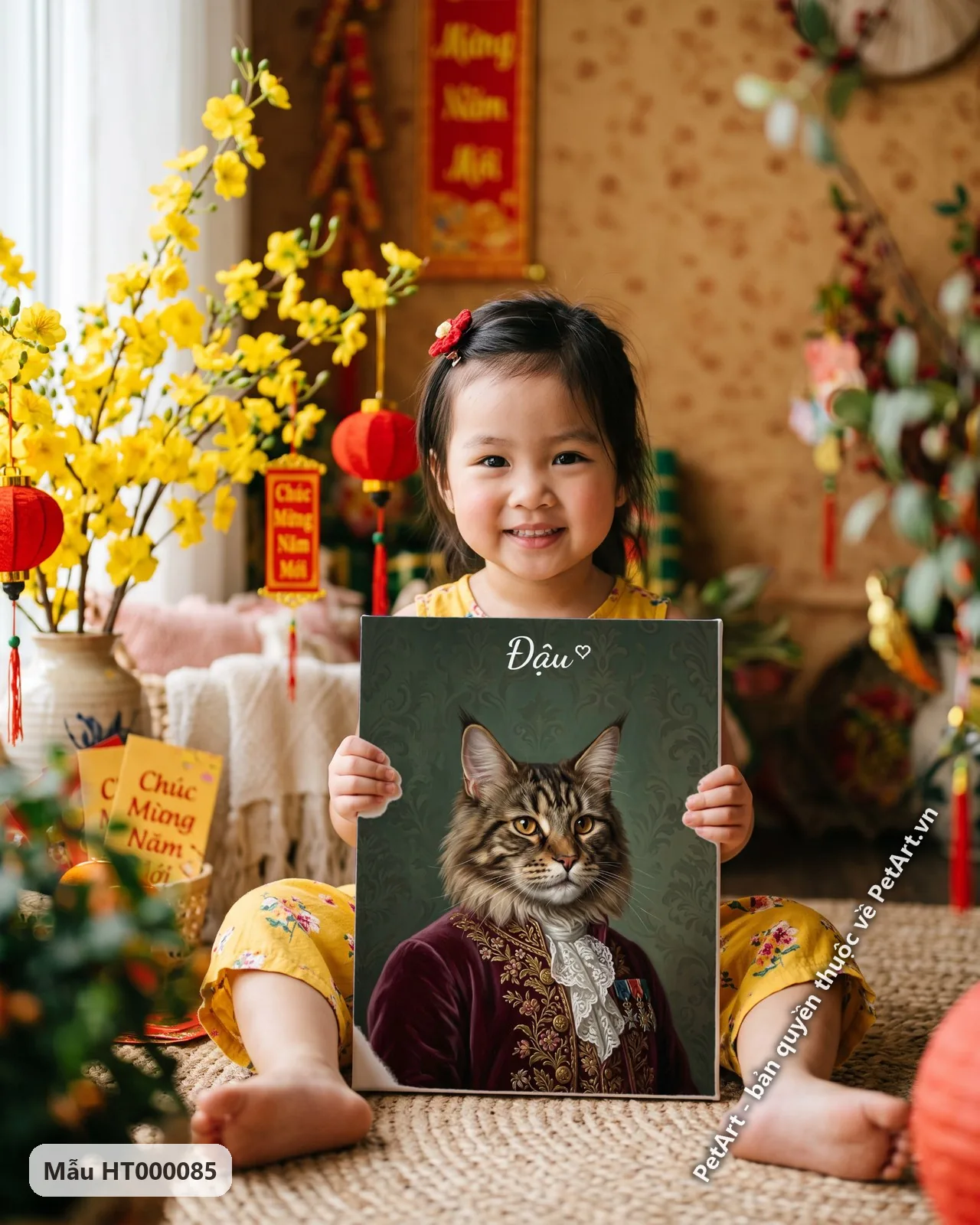 Ảnh thực tế: Mèo Maine Coon oai vệ trong áo khoác quý tộc đỏ thêu vàng, cổ áo trắng bèo nhún, trên nền tường xanh họa tiết cổ điển.