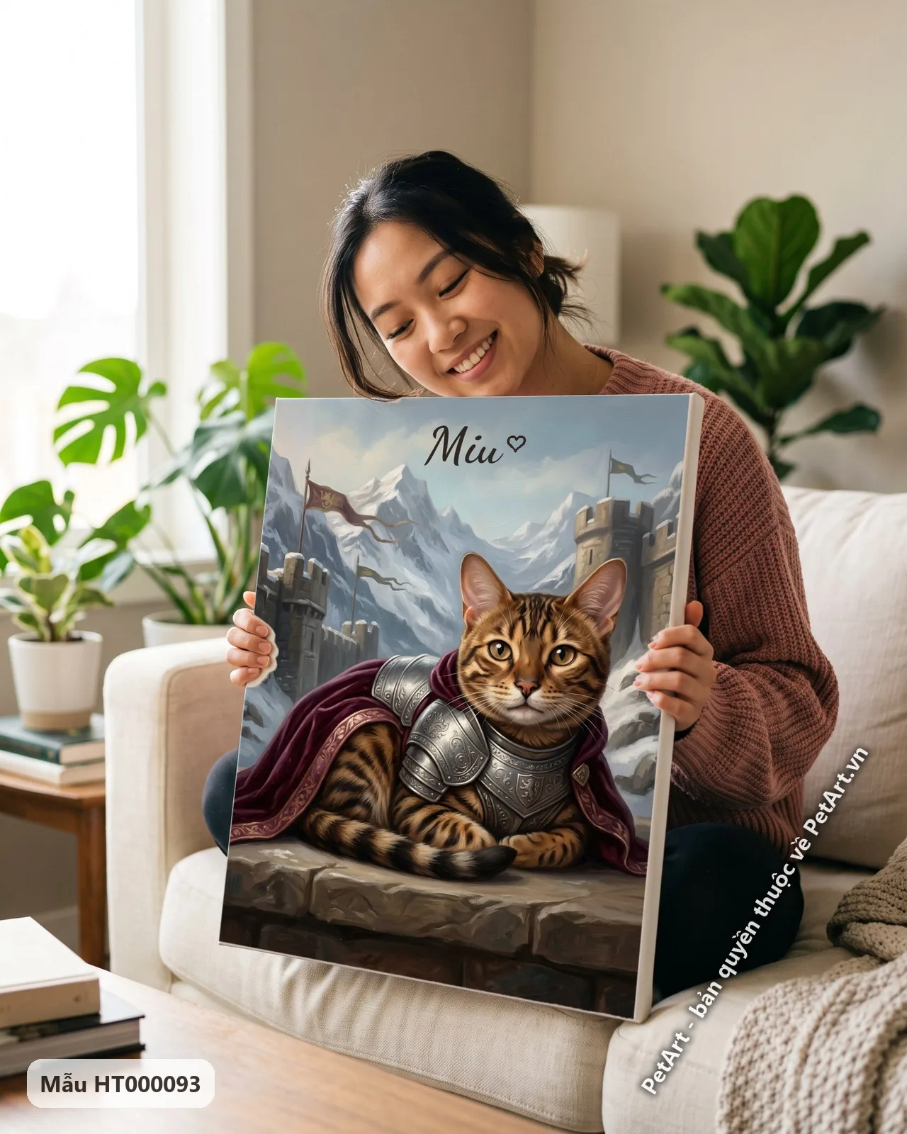 Ảnh thực tế: Chú mèo Bengal nằm trên tường đá, mặc áo giáp bạc và áo choàng tím, phía sau là lâu đài giữa núi tuyết.