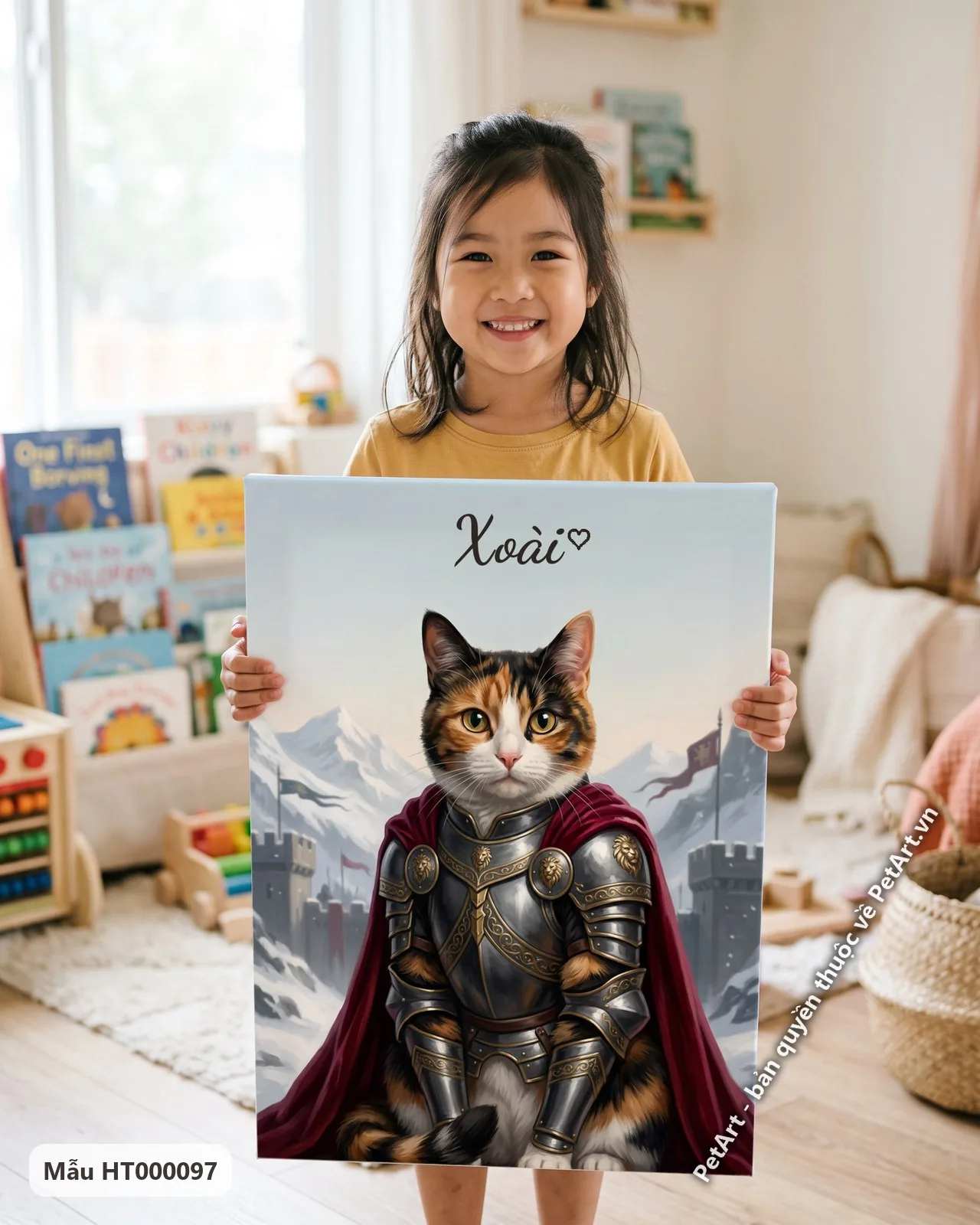 Ảnh thực tế: Mèo tam thể oai vệ mặc giáp bạc vàng, áo choàng đỏ, ngồi giữa khung cảnh núi tuyết hùng vĩ với những lâu đài xa xăm.